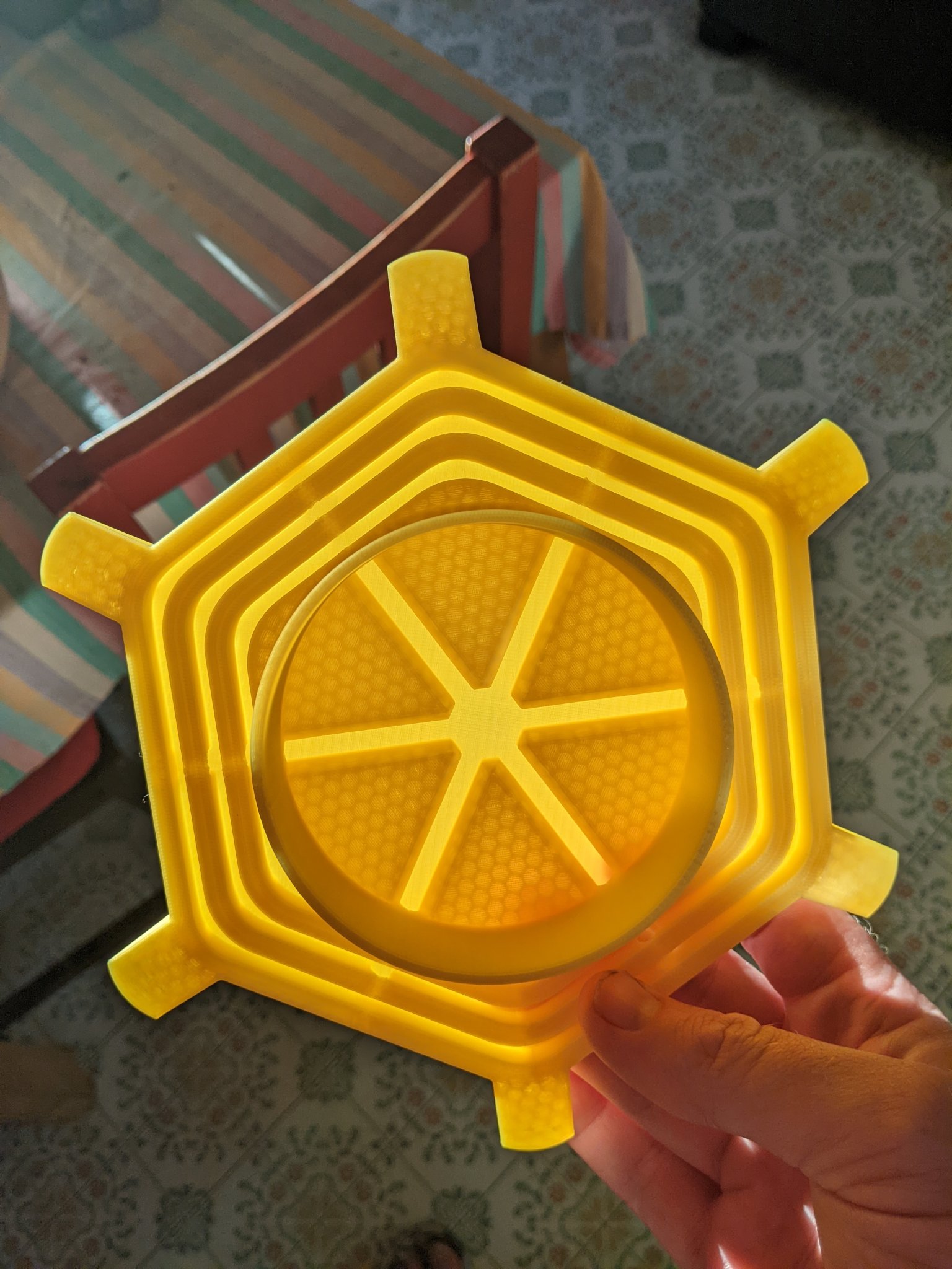 Máy cho ăn ong Neotoy với hũ thủy tinh tiêu chuẩn