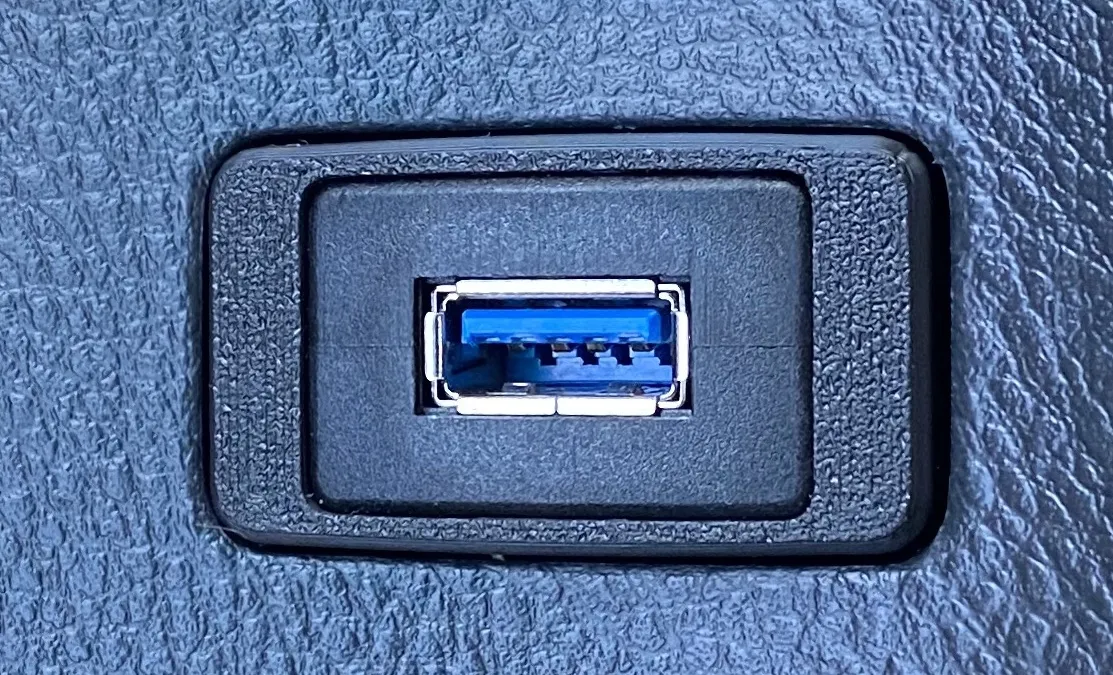 Bảng điều khiển trung tâm USB cho Toyota 4Runner thế hệ thứ 4