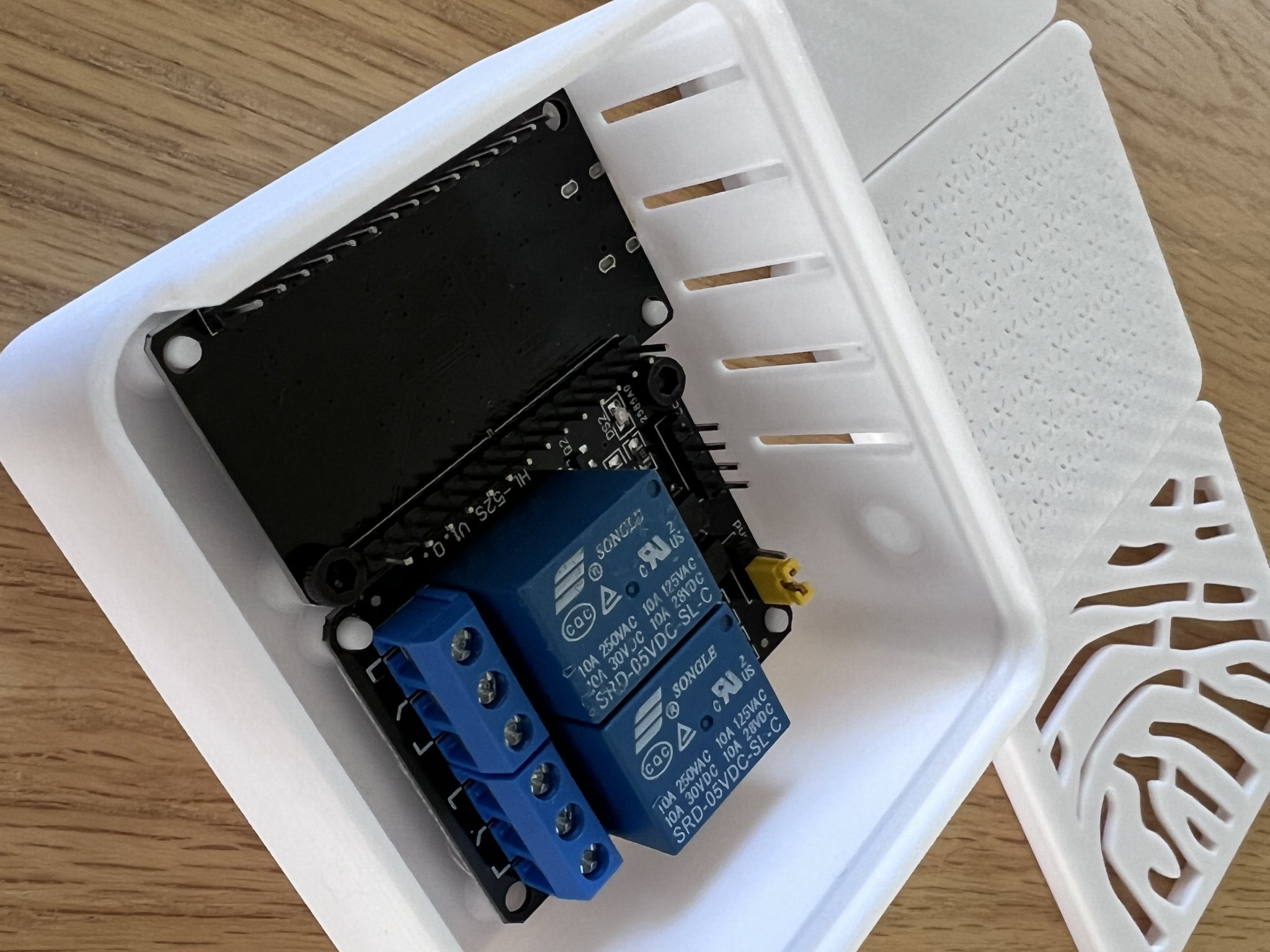 Vỏ hộp cho bảng ESP32 và relay đôi