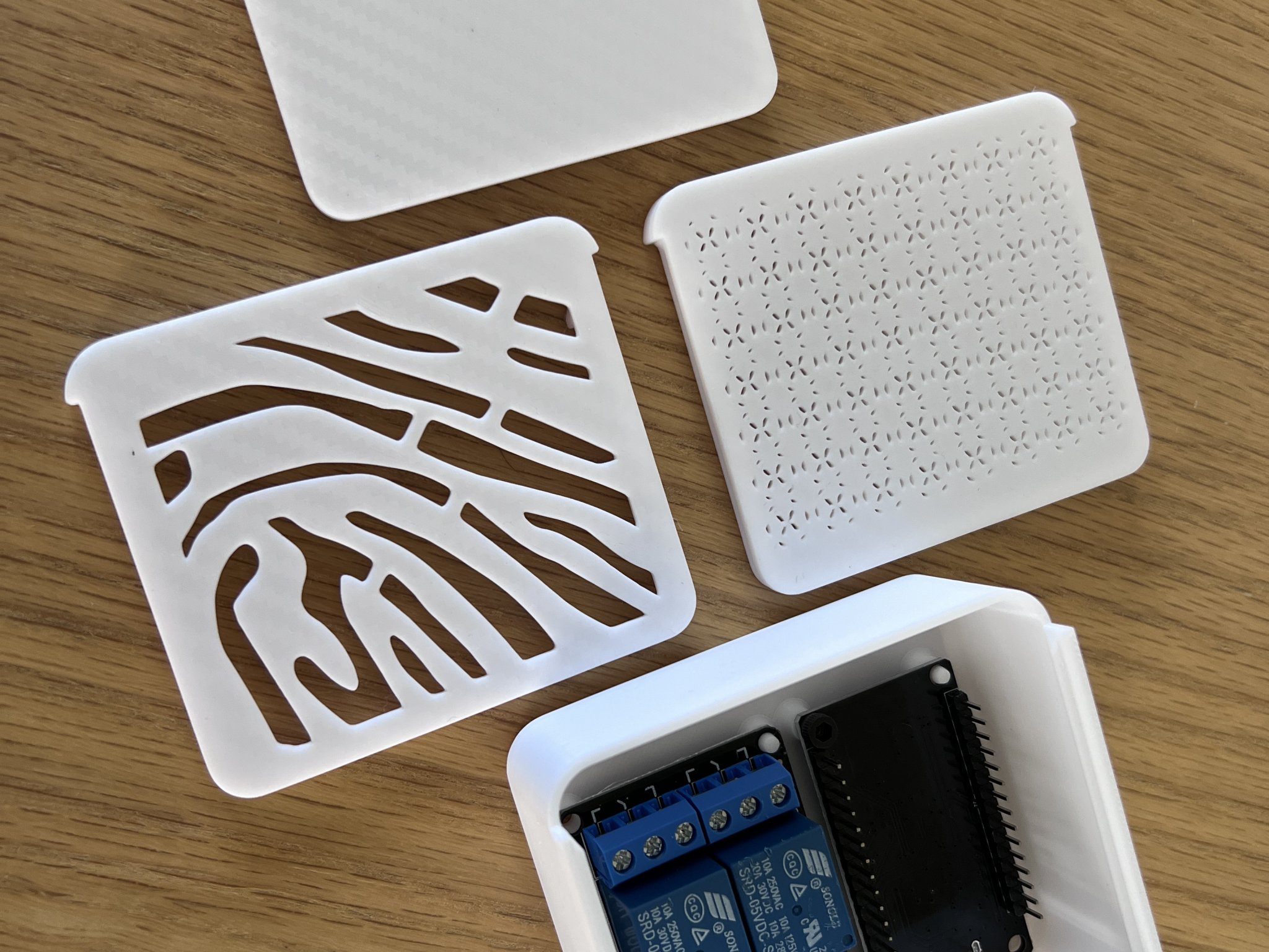 Vỏ hộp cho bảng ESP32 và relay đôi