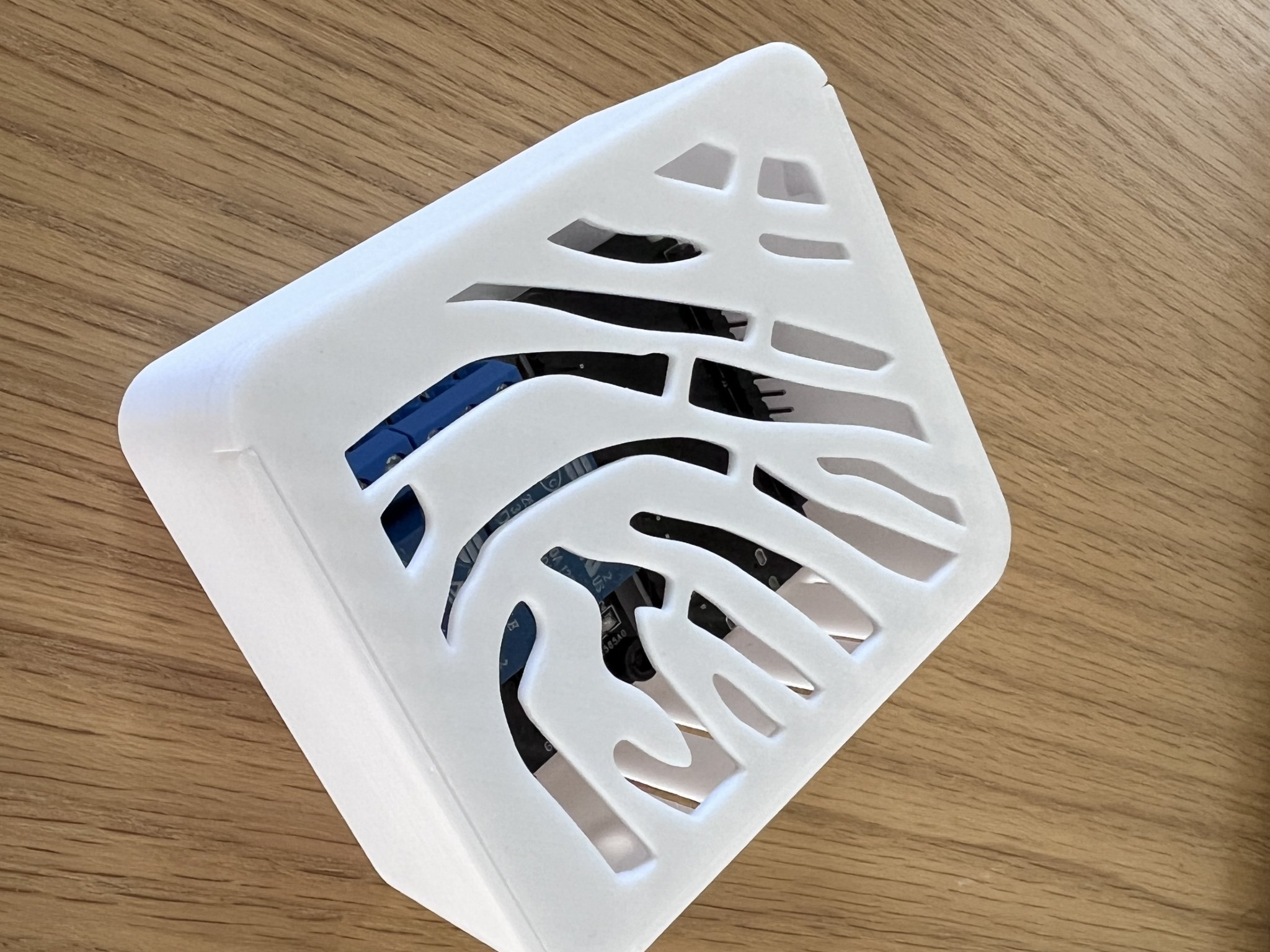 Vỏ hộp cho bảng ESP32 và relay đôi