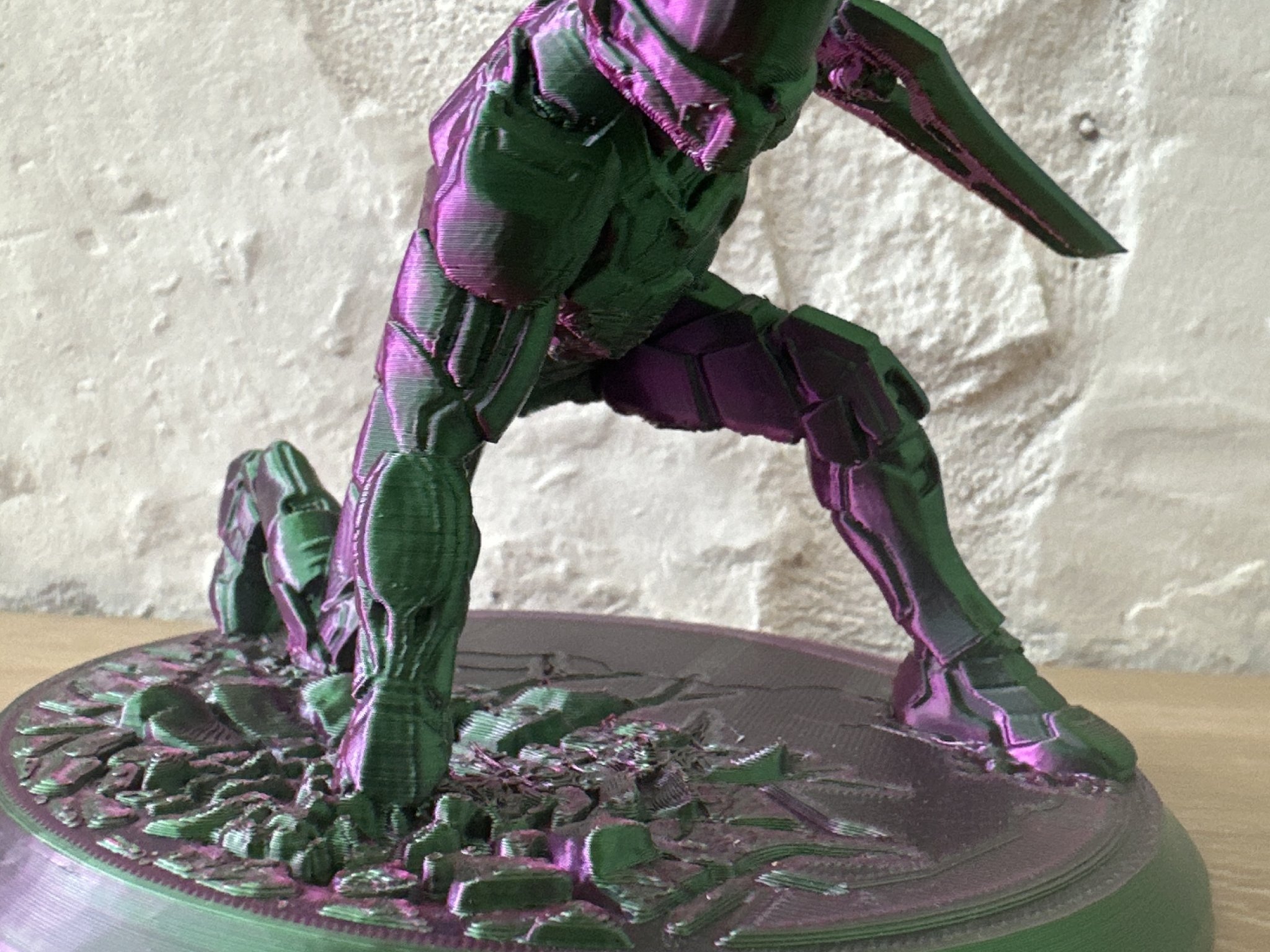 Tượng Master Chief cầm kiếm Energy trong thế giới Halo