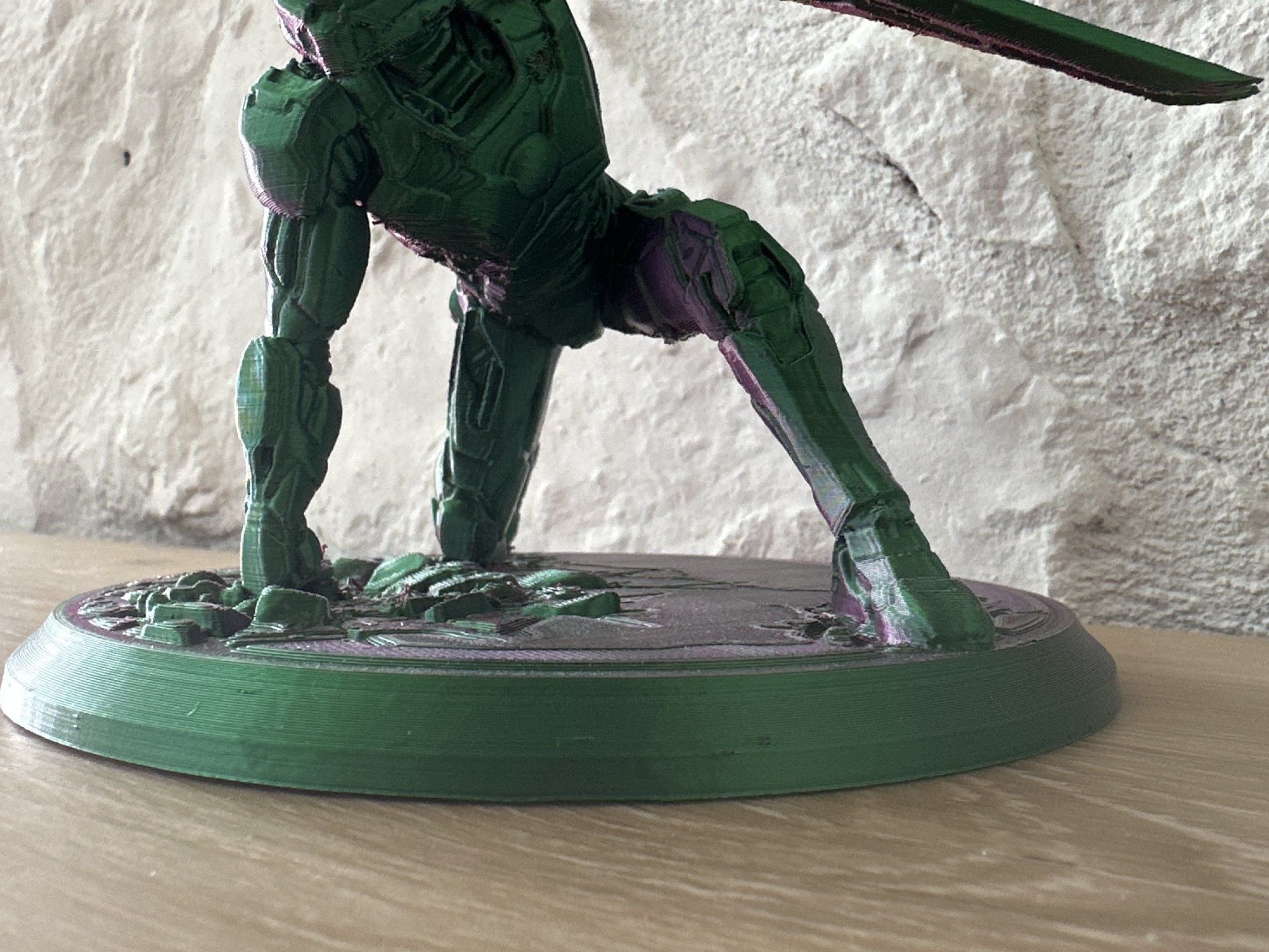 Tượng Master Chief cầm kiếm Energy trong thế giới Halo