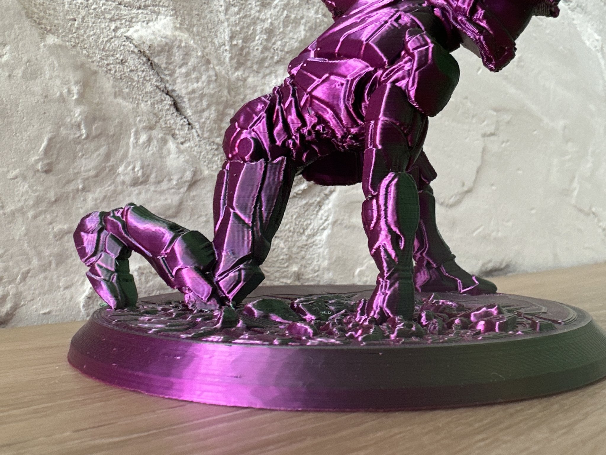 Tượng Master Chief cầm kiếm Energy trong thế giới Halo