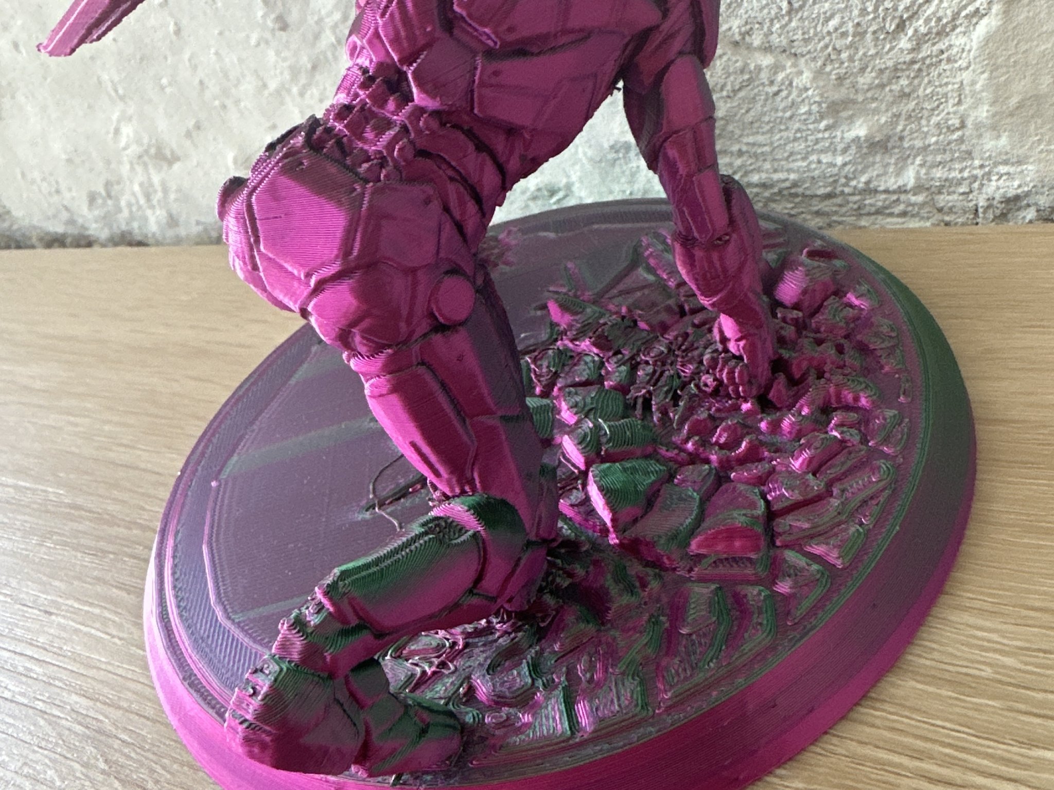 Tượng Master Chief cầm kiếm Energy trong thế giới Halo