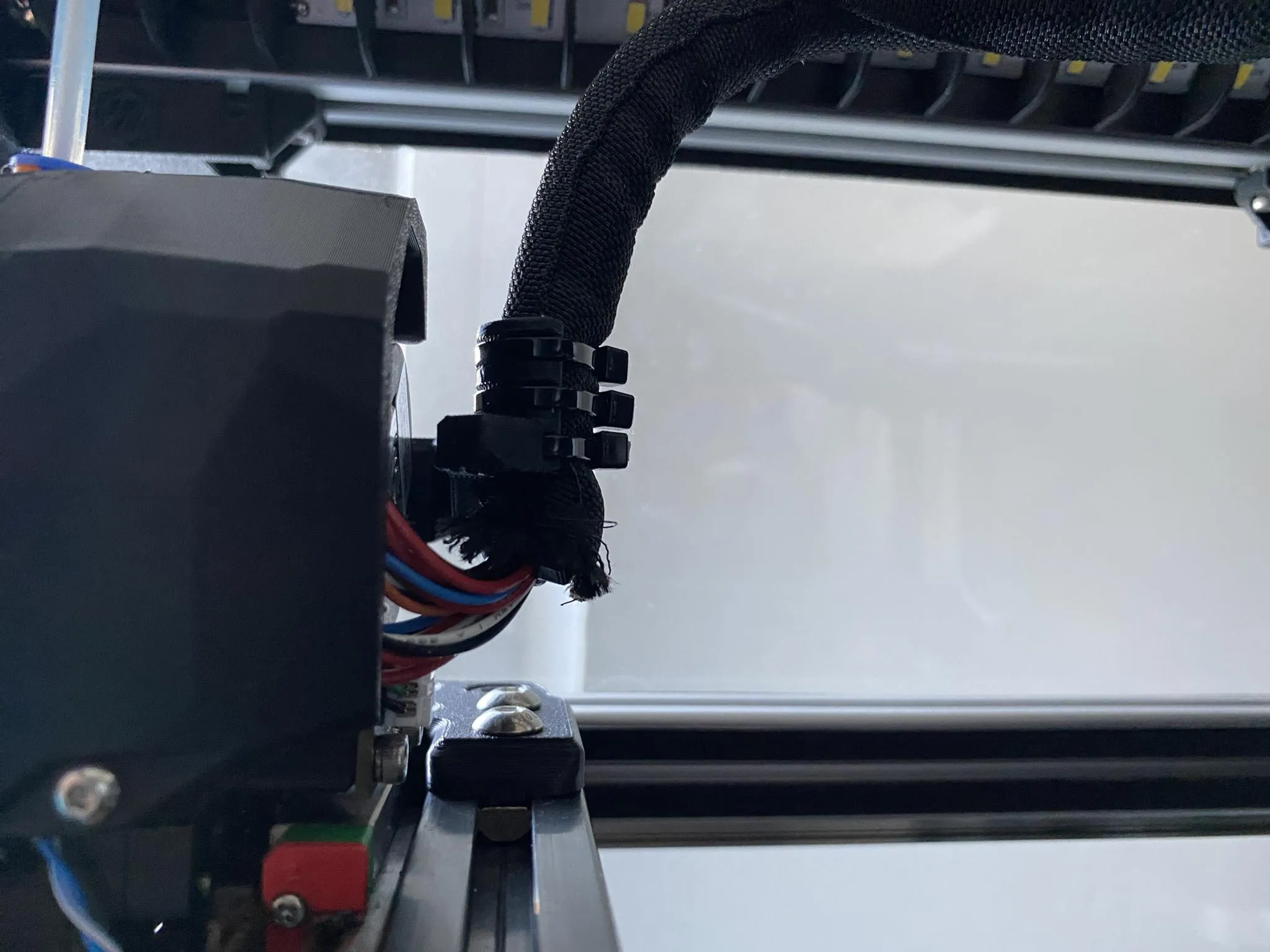 Giá đỡ cáp umbilical Stealthburner CW2 với nắp tự đóng 13mm