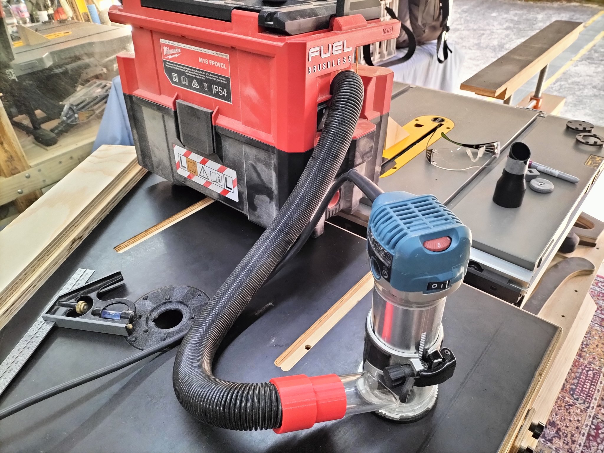 Bộ chuyển đổi bụi Makita RT0700C sang máy hút bụi Milwaukee M18