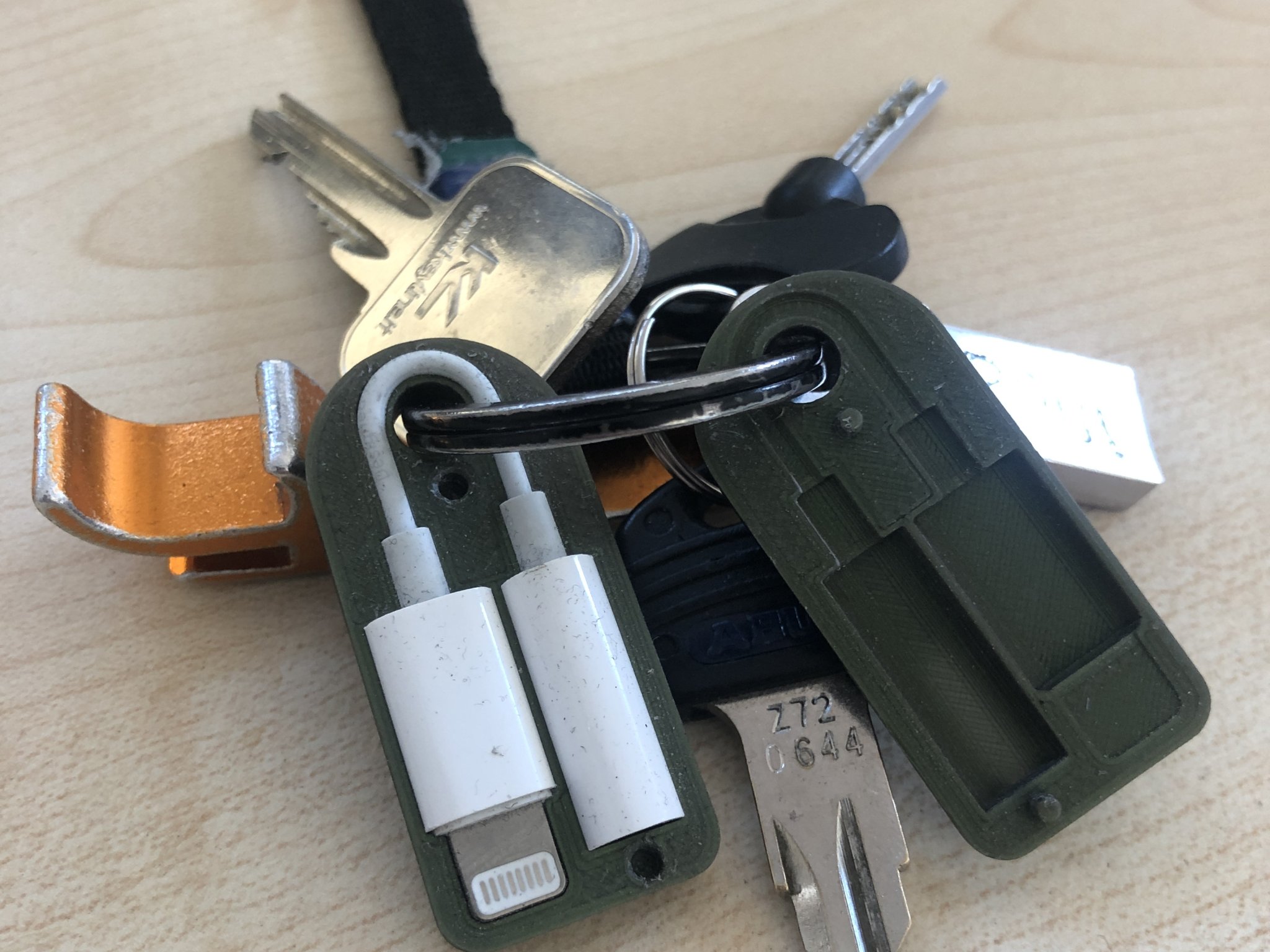 Móc khóa đựng adapter lightning sang aux