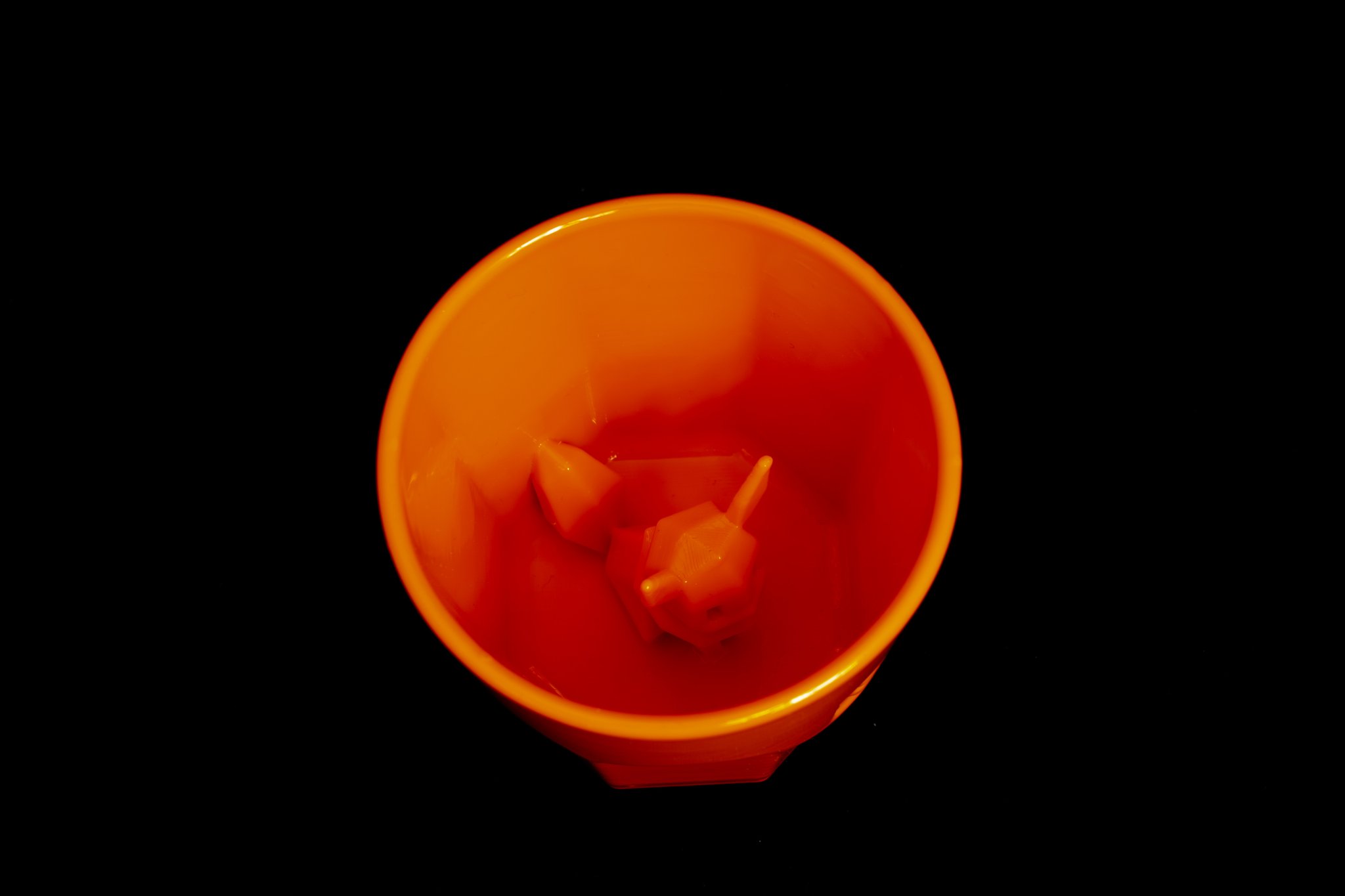 Eevee ẩn nấp trong cốc Octaglass