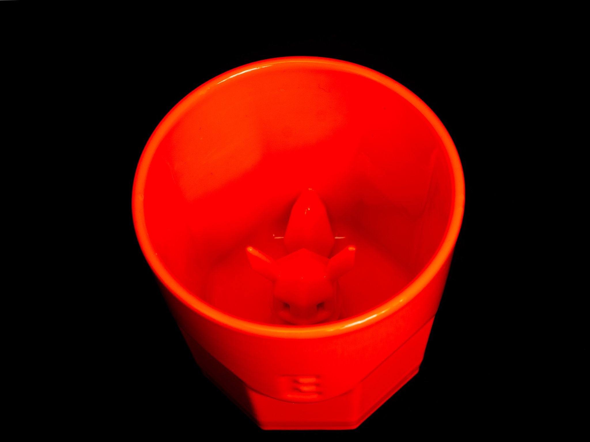 Eevee ẩn nấp trong cốc Octaglass