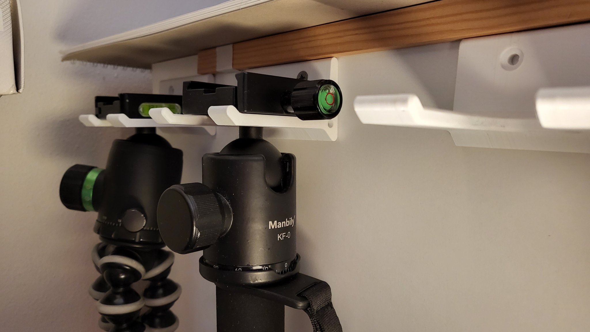 Giá treo tường cho chân máy ảnh đa năng