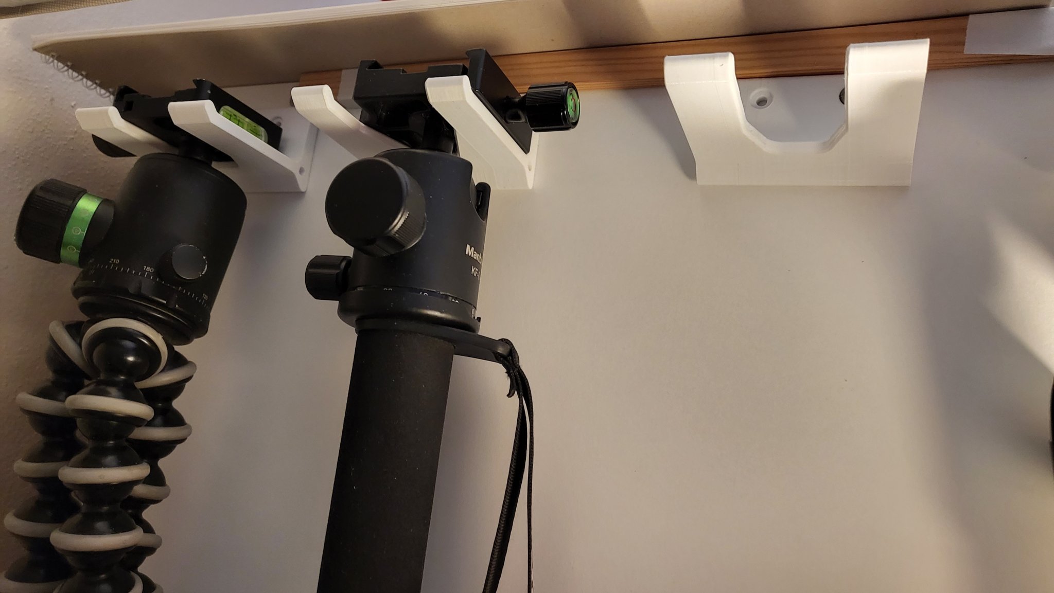 Giá treo tường cho chân máy ảnh đa năng