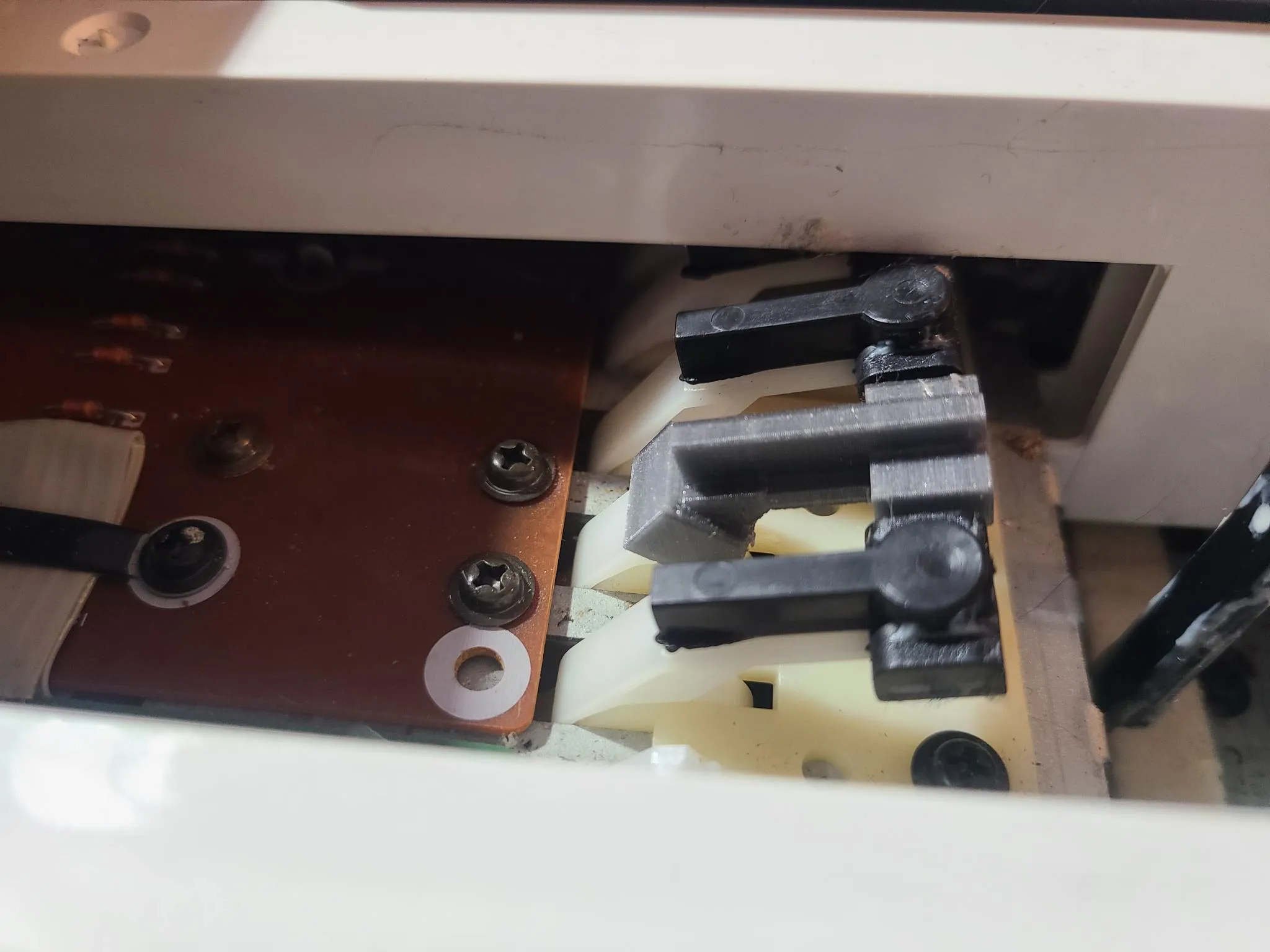 Sửa chữa búa piano Yamaha Clavinova với phụ tùng thay thế