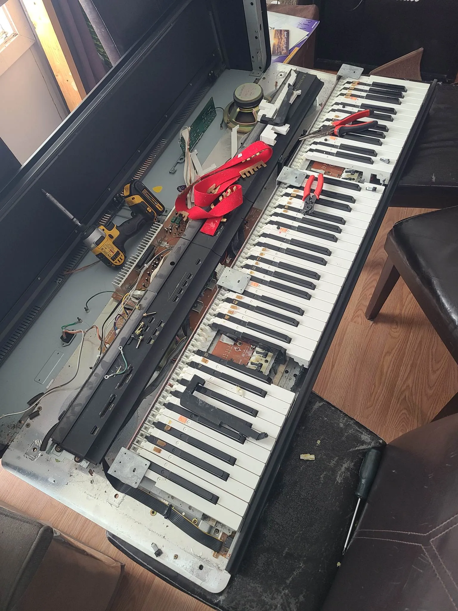 Sửa chữa búa piano Yamaha Clavinova với phụ tùng thay thế