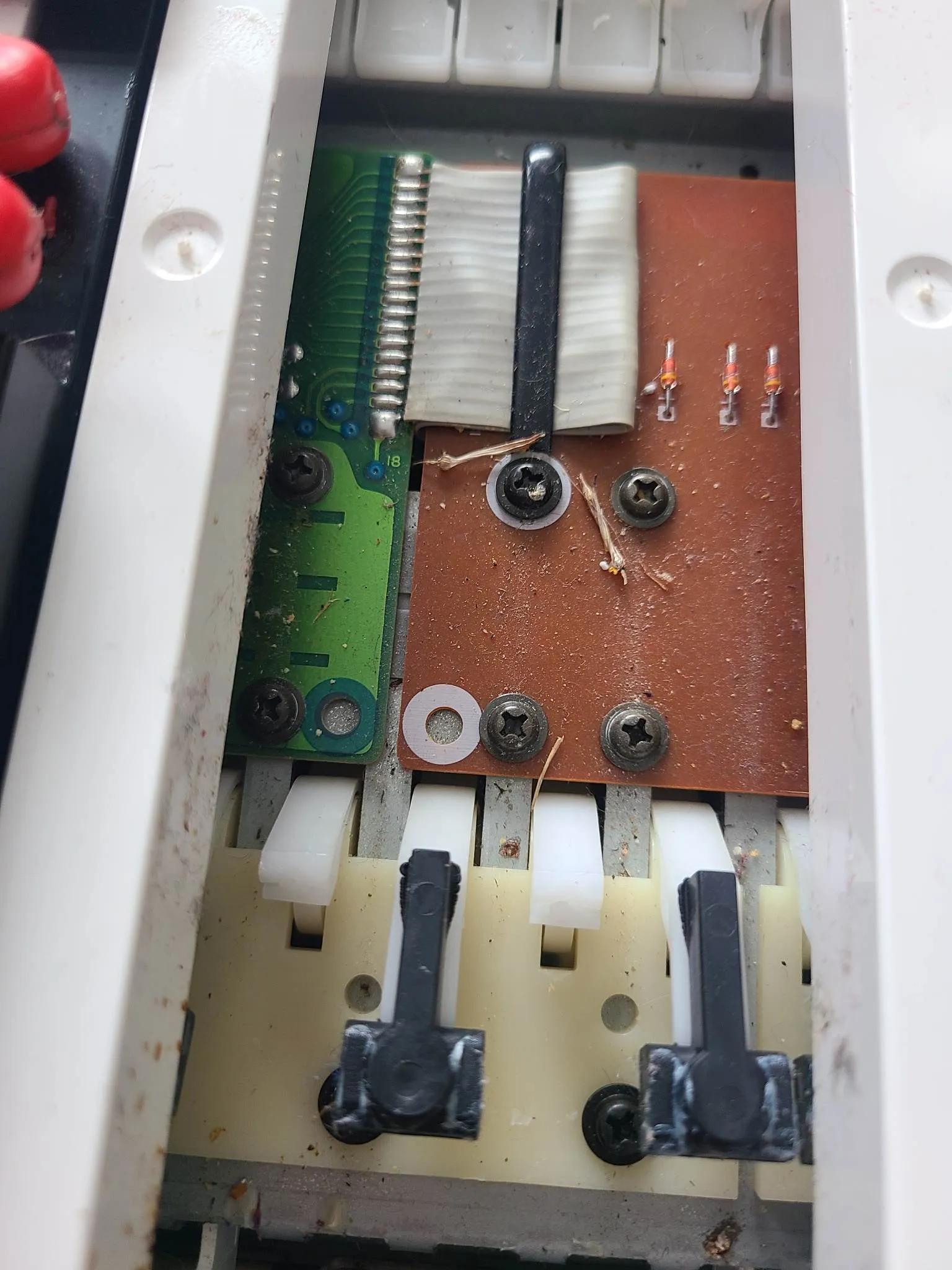 Sửa chữa búa piano Yamaha Clavinova với phụ tùng thay thế