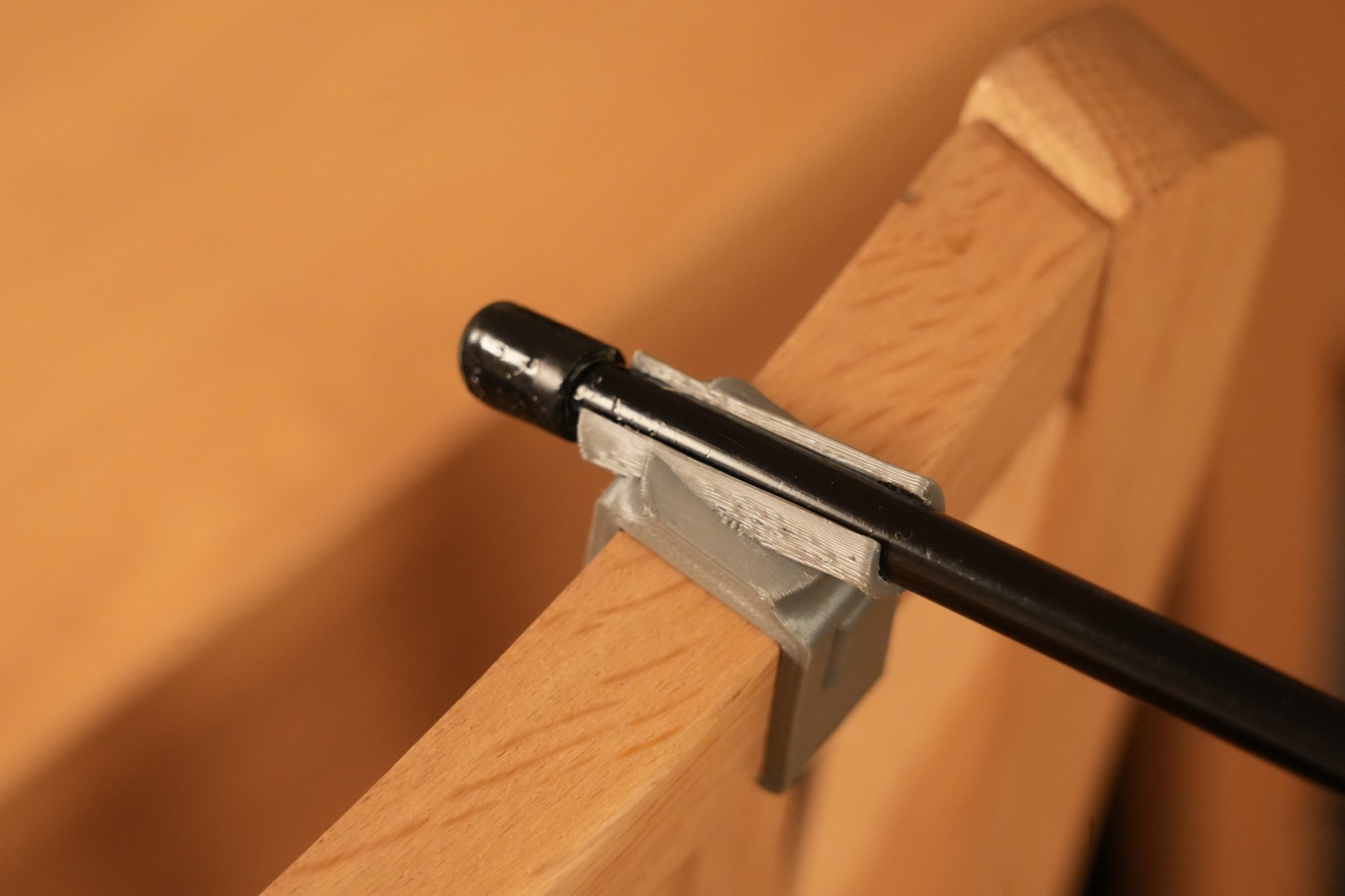 Giá đỡ cho đồ chơi mèo gắn trên ghế