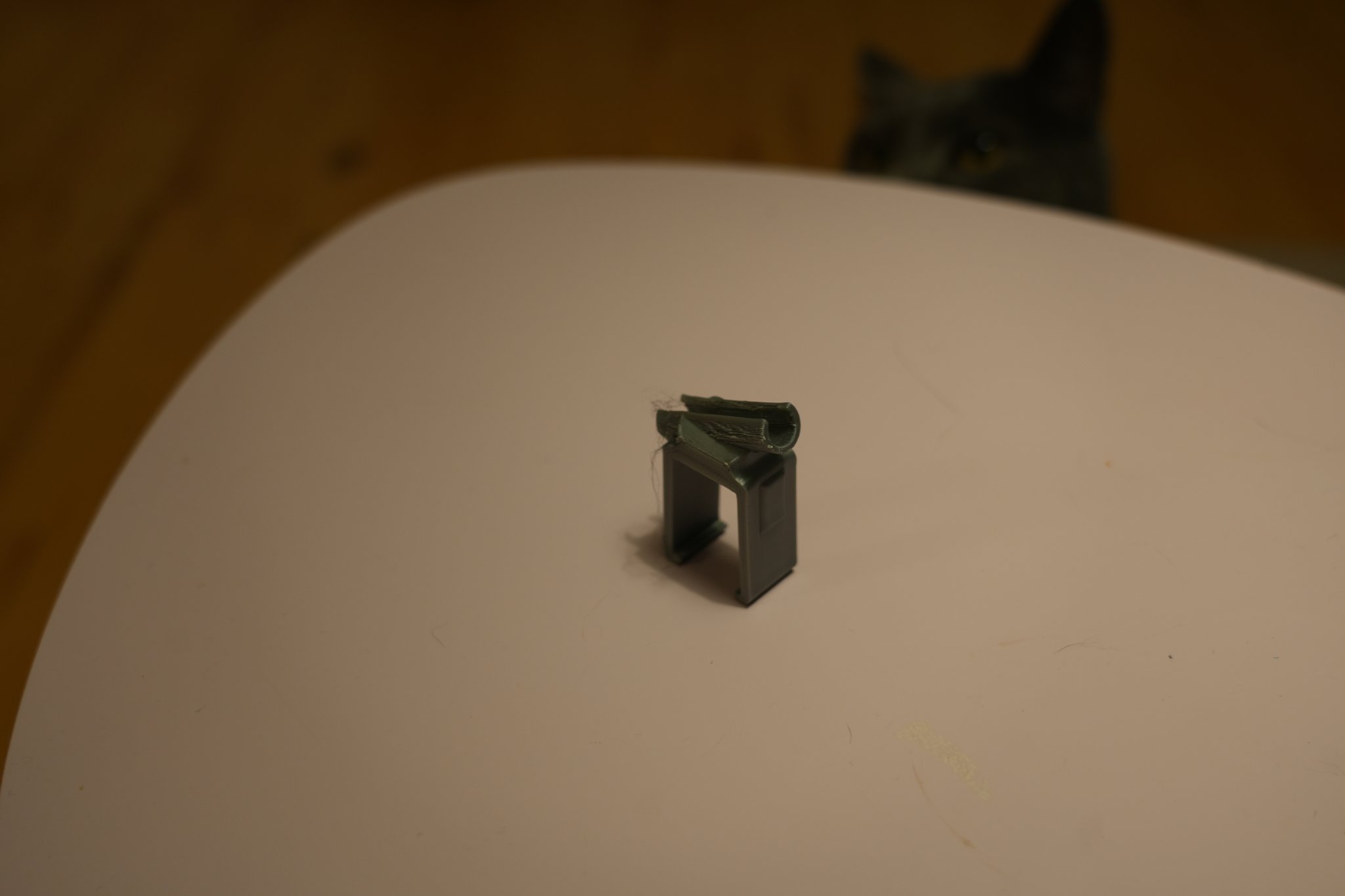 Giá đỡ cho đồ chơi mèo gắn trên ghế