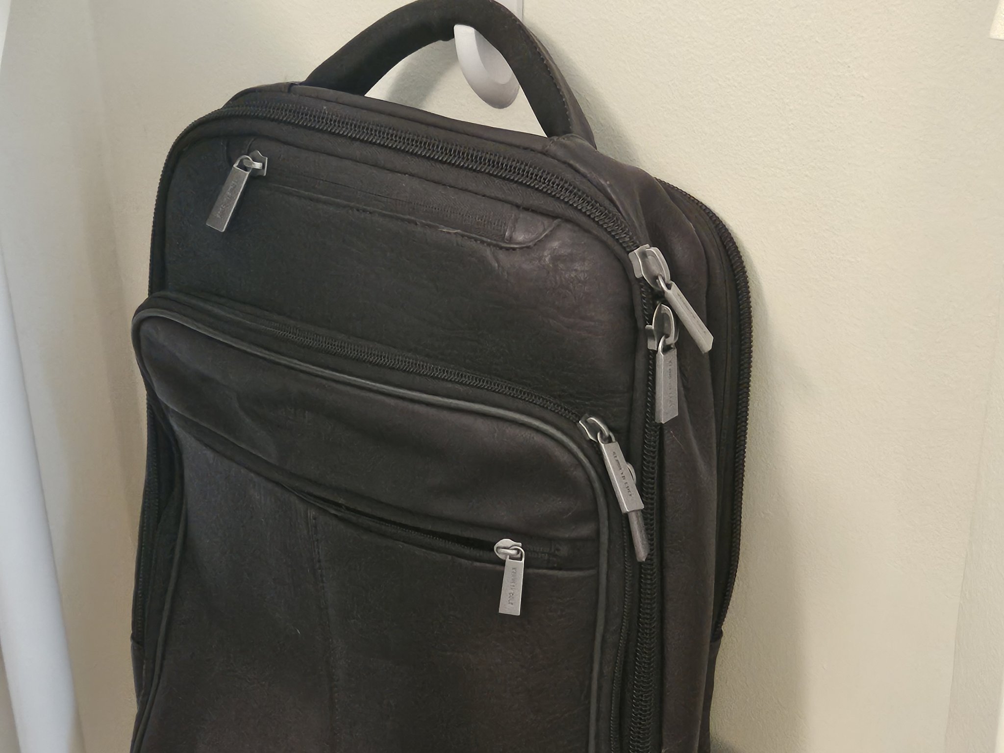 Móc treo tường với tab gỡ bỏ ẩn cho băng dính Command