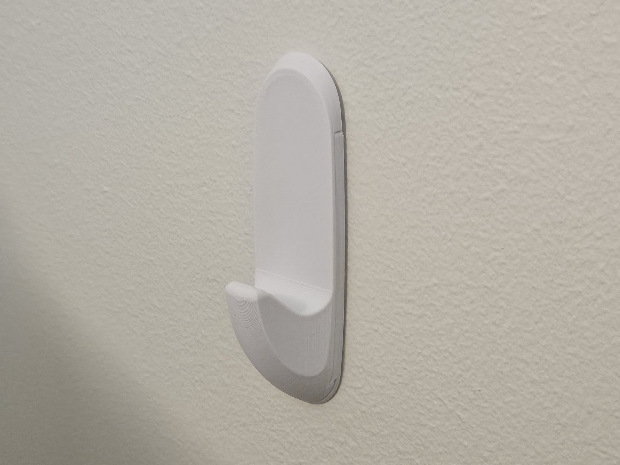 Móc treo tường với tab gỡ bỏ ẩn cho băng dính Command