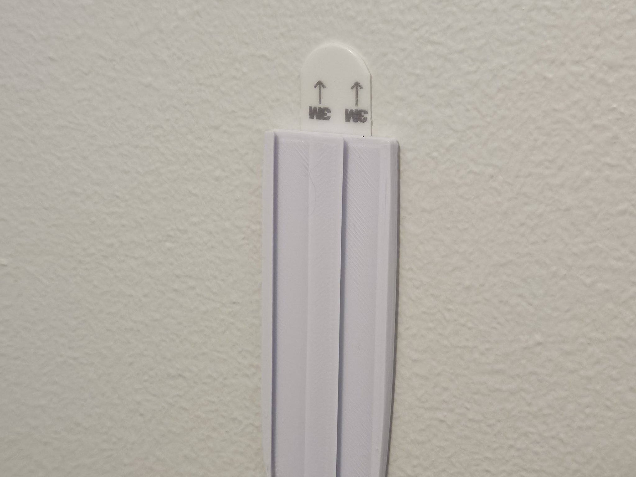 Móc treo tường với tab gỡ bỏ ẩn cho băng dính Command