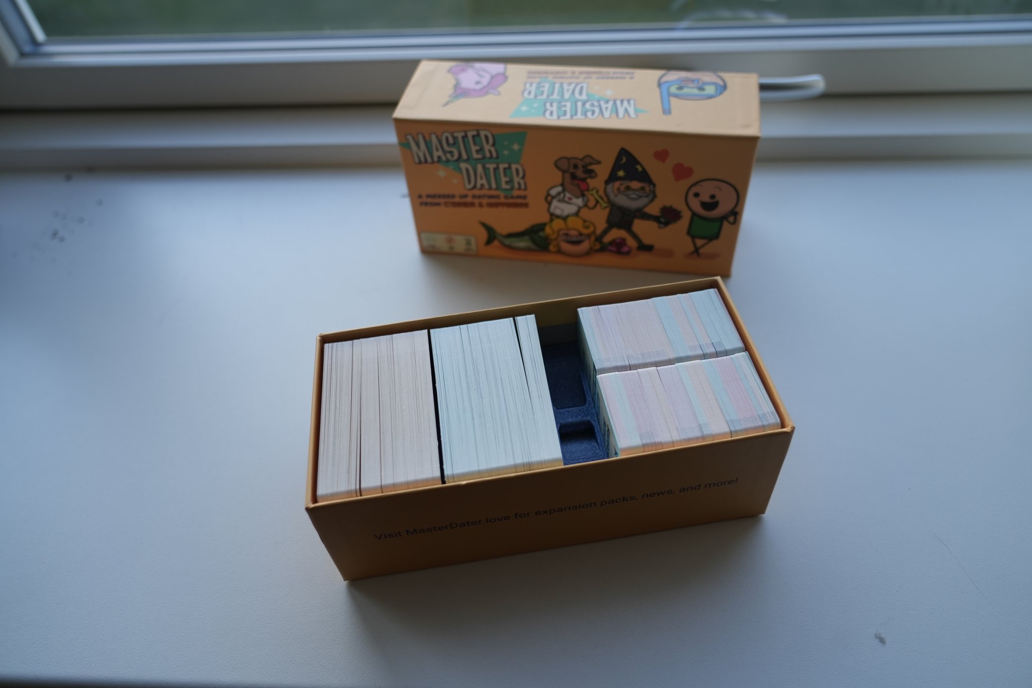 Giá đỡ thẻ bài Master Dater cho trò chơi Cyanide and Happiness