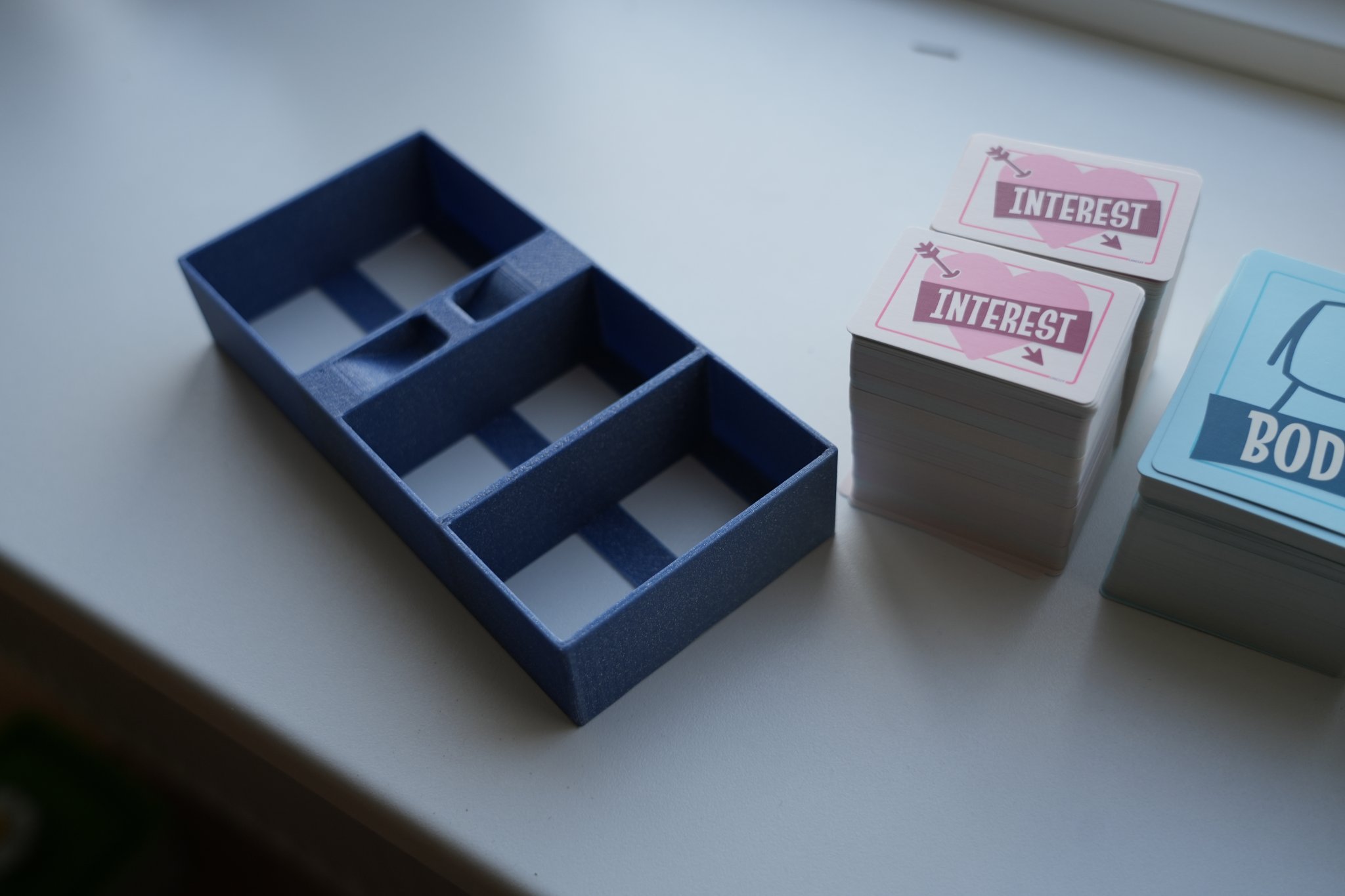 Giá đỡ thẻ bài Master Dater cho trò chơi Cyanide and Happiness