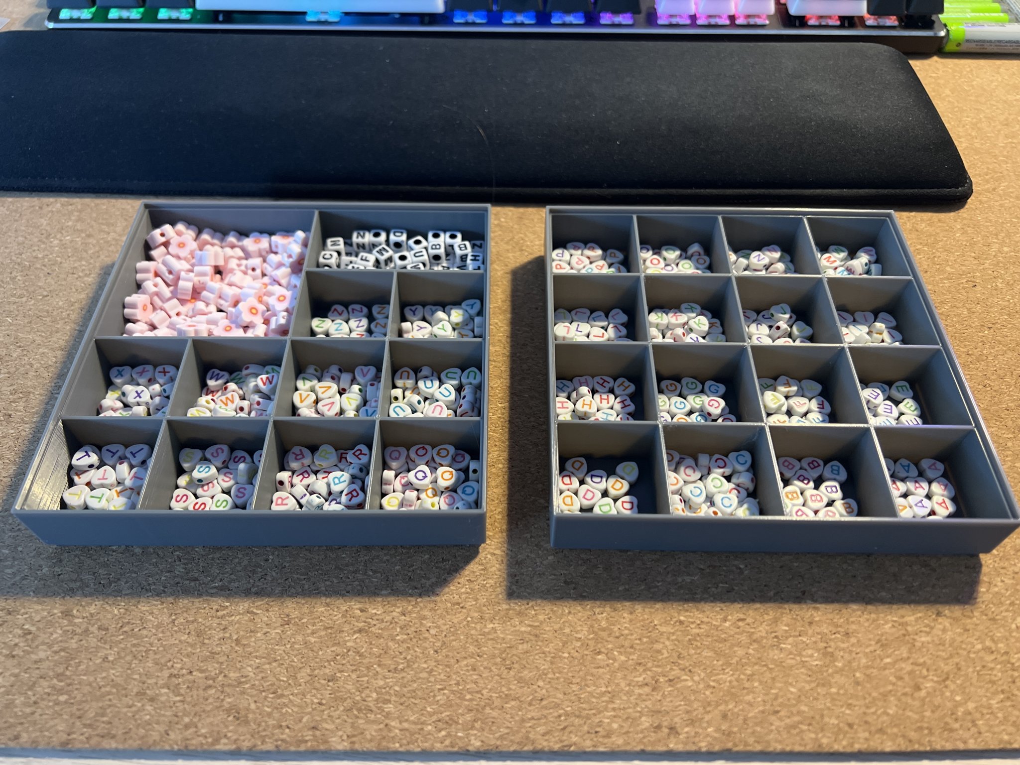 Khay phân loại xếp chồng cho đồ nhỏ