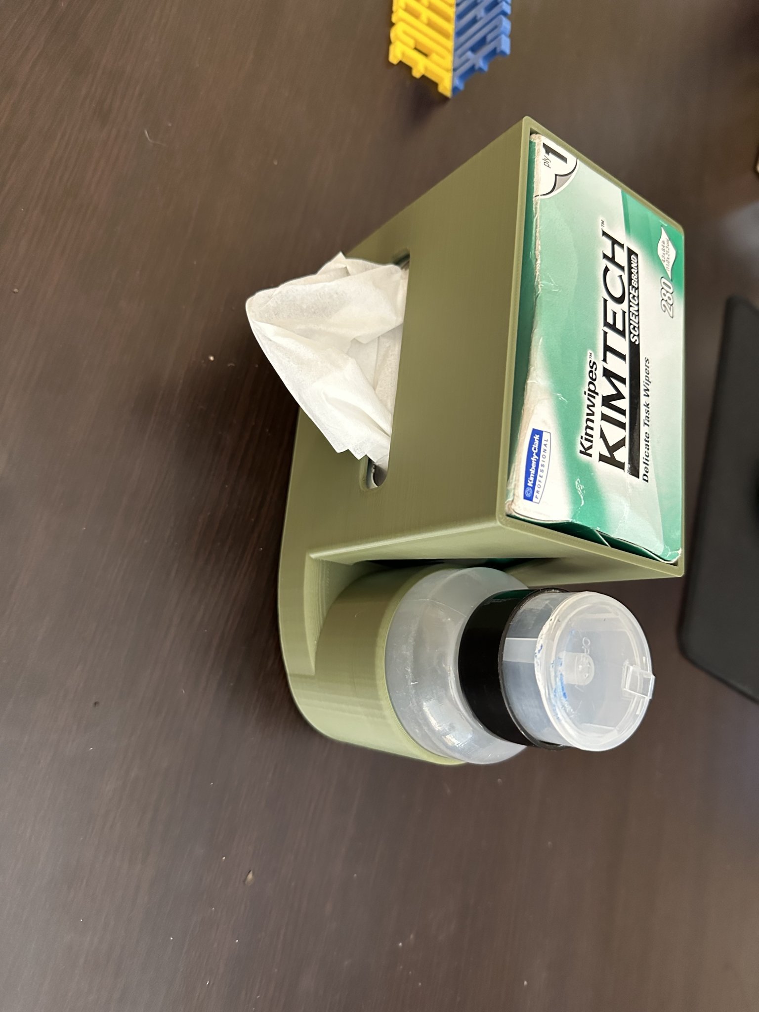 Giá đỡ hộp khăn Kimtech kết hợp với giá đỡ chai