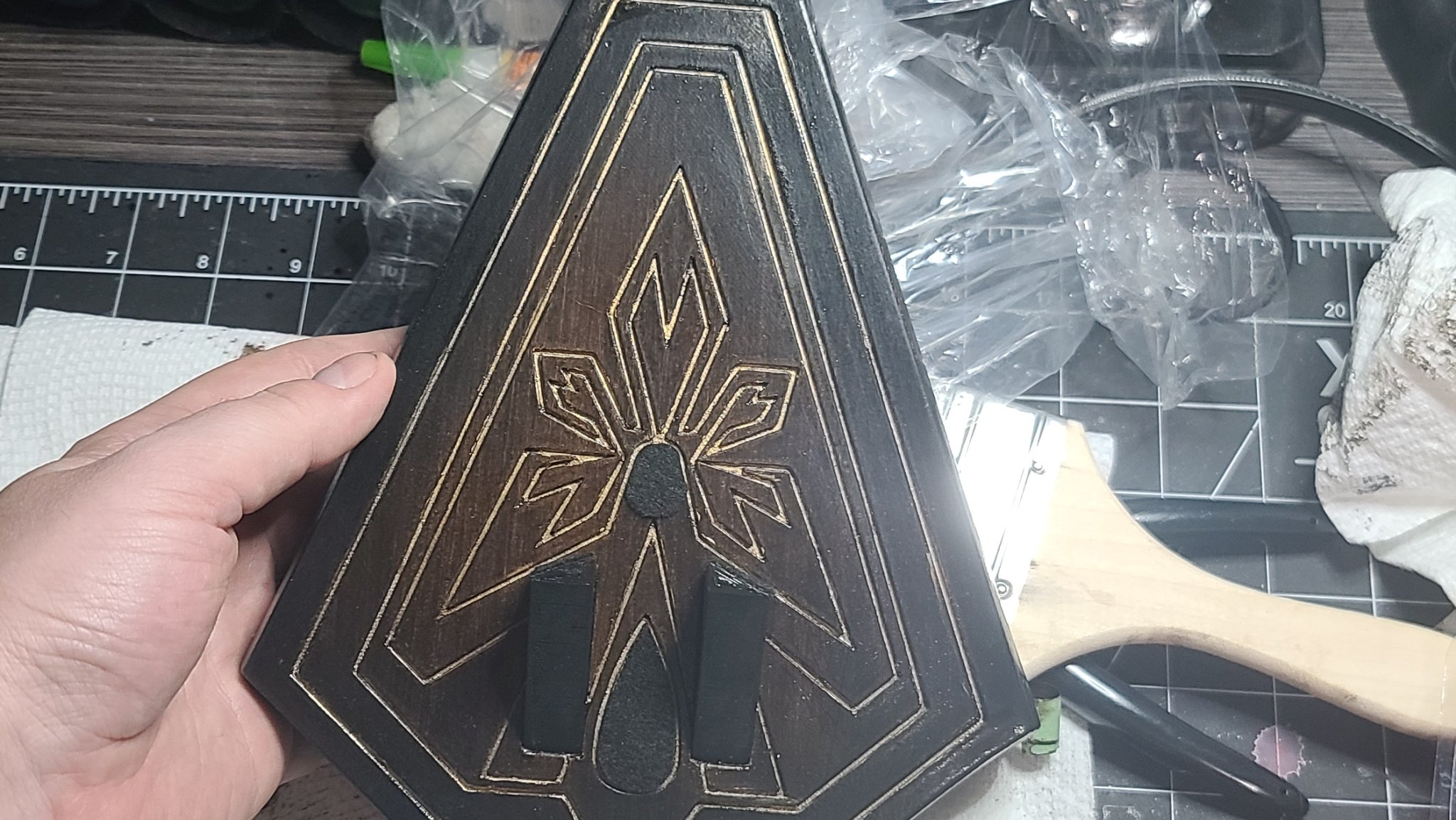 Giá đỡ rìu ném Gimli trên tường