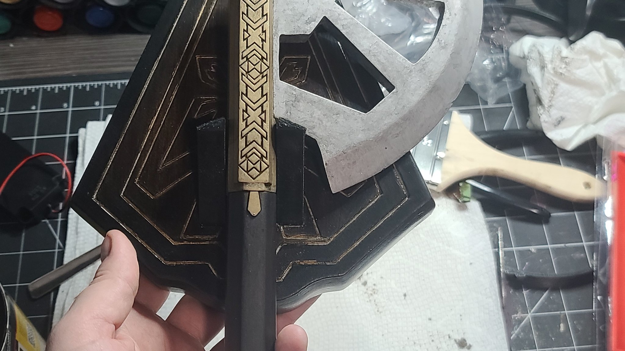 Giá đỡ rìu ném Gimli trên tường