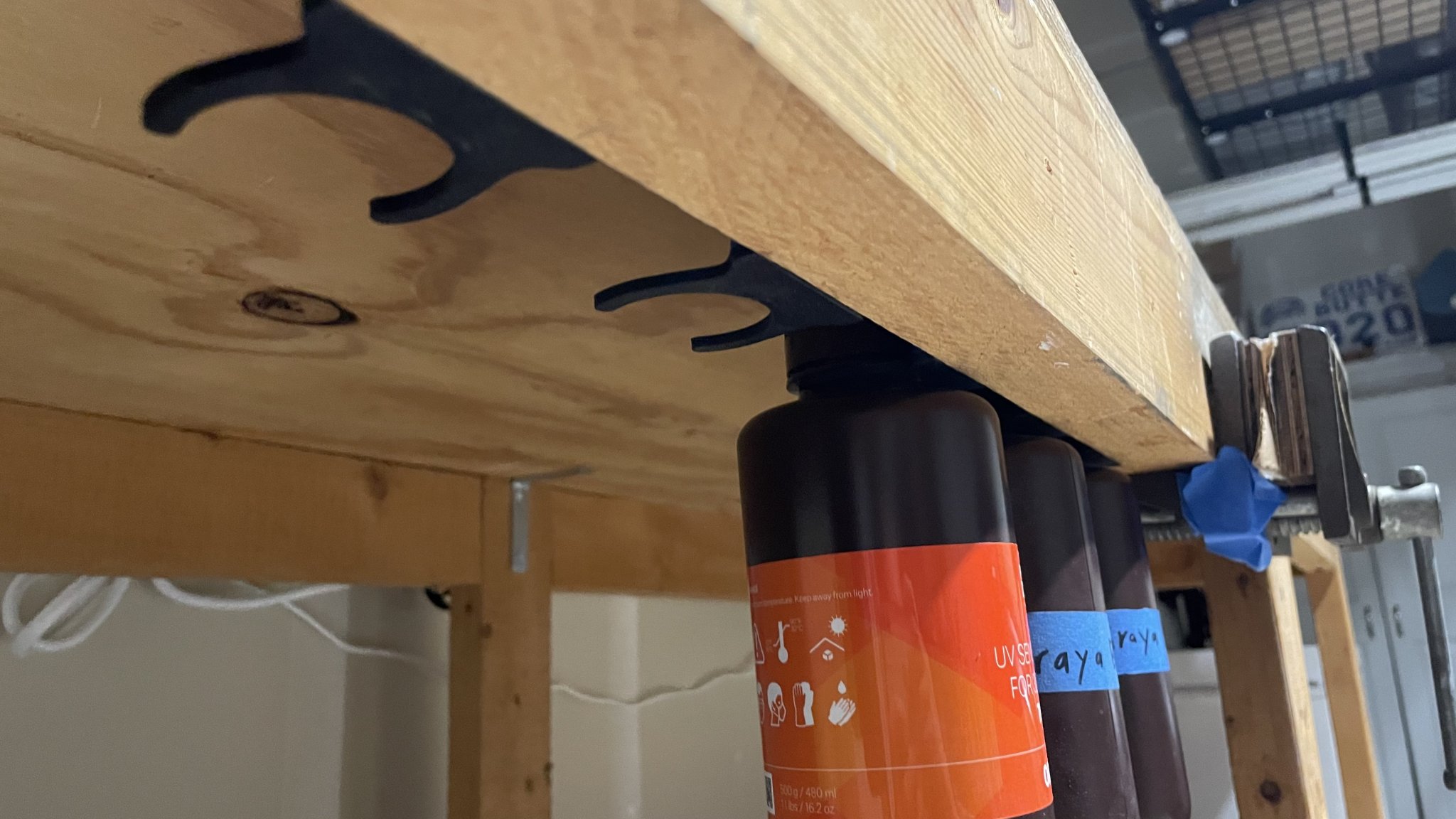 Giá treo chai nhựa cho không gian làm việc gọn gàng