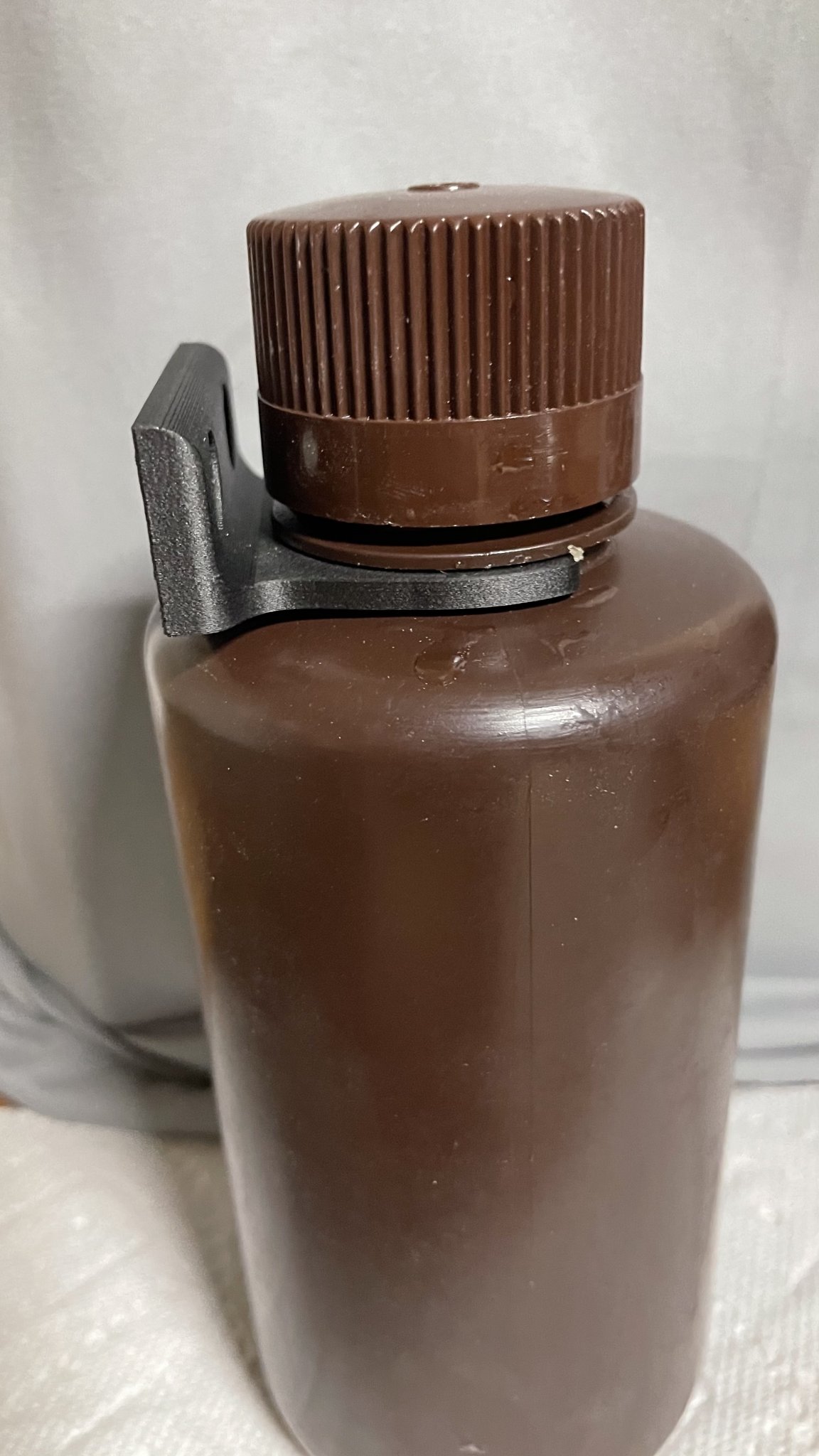 Giá treo chai nhựa cho không gian làm việc gọn gàng