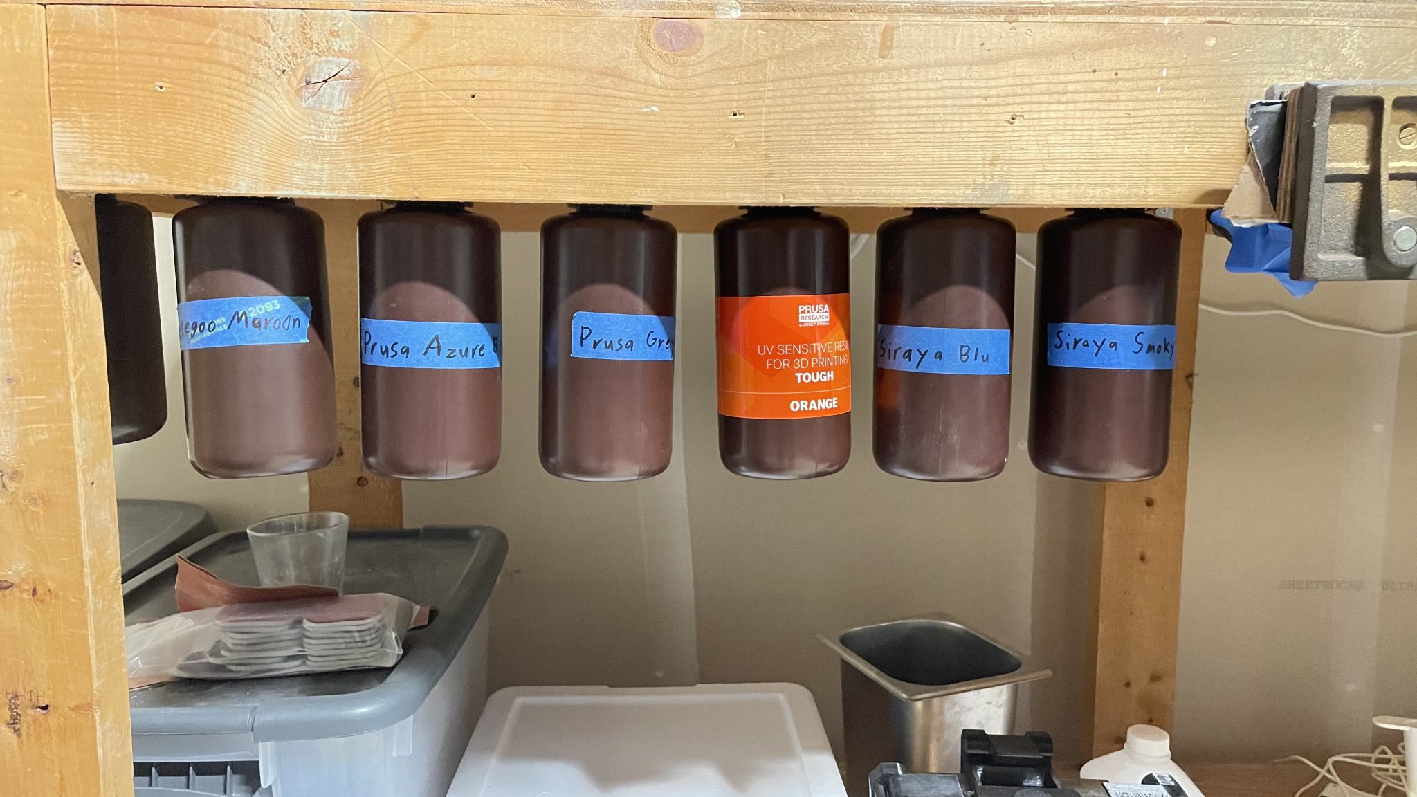 Giá treo chai nhựa cho không gian làm việc gọn gàng