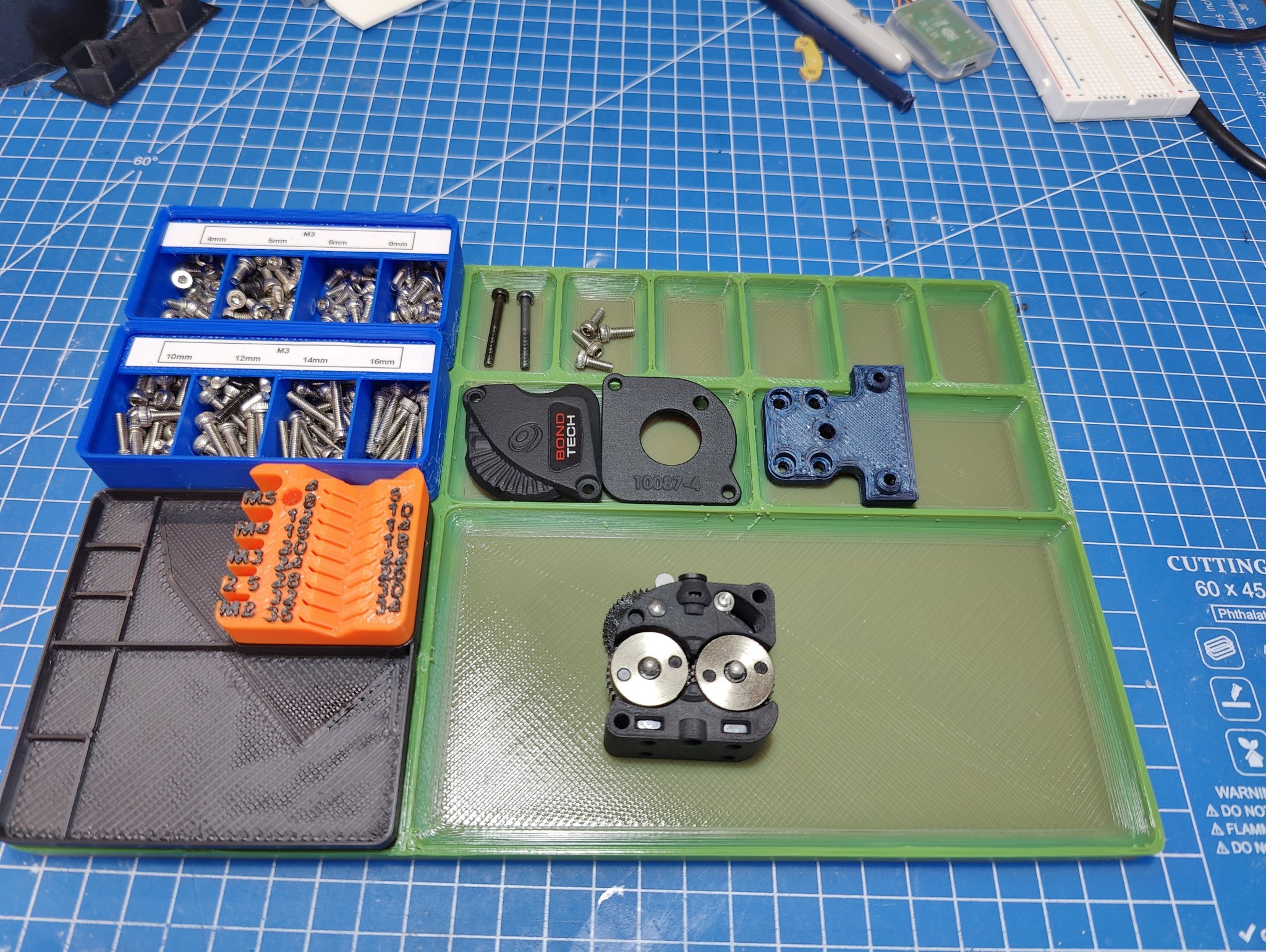 Khay chứa linh kiện dự án với đế Gridfinity tích hợp