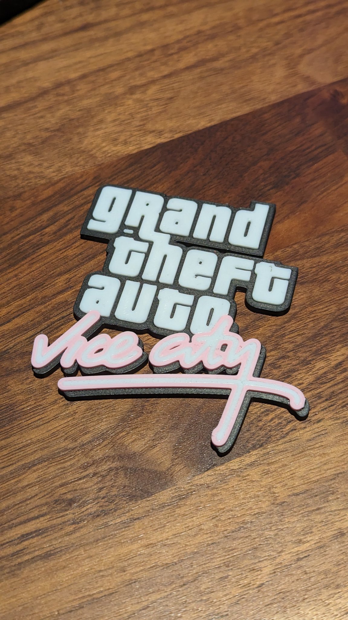 Biểu tượng GTA Vice City với thiết kế bàn độc đáo