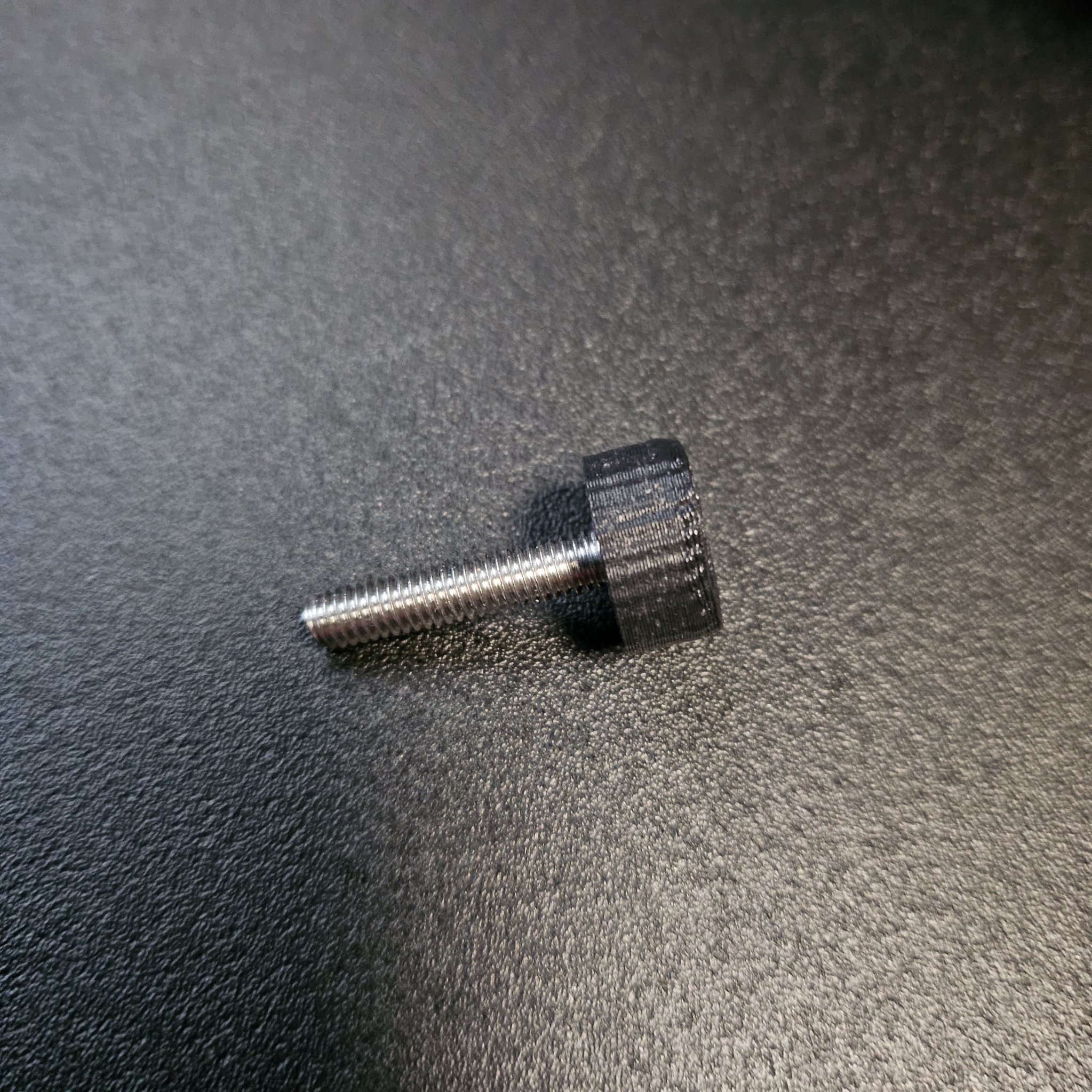 Vít điều chỉnh phanh cho xe đạp Woom bằng nhựa