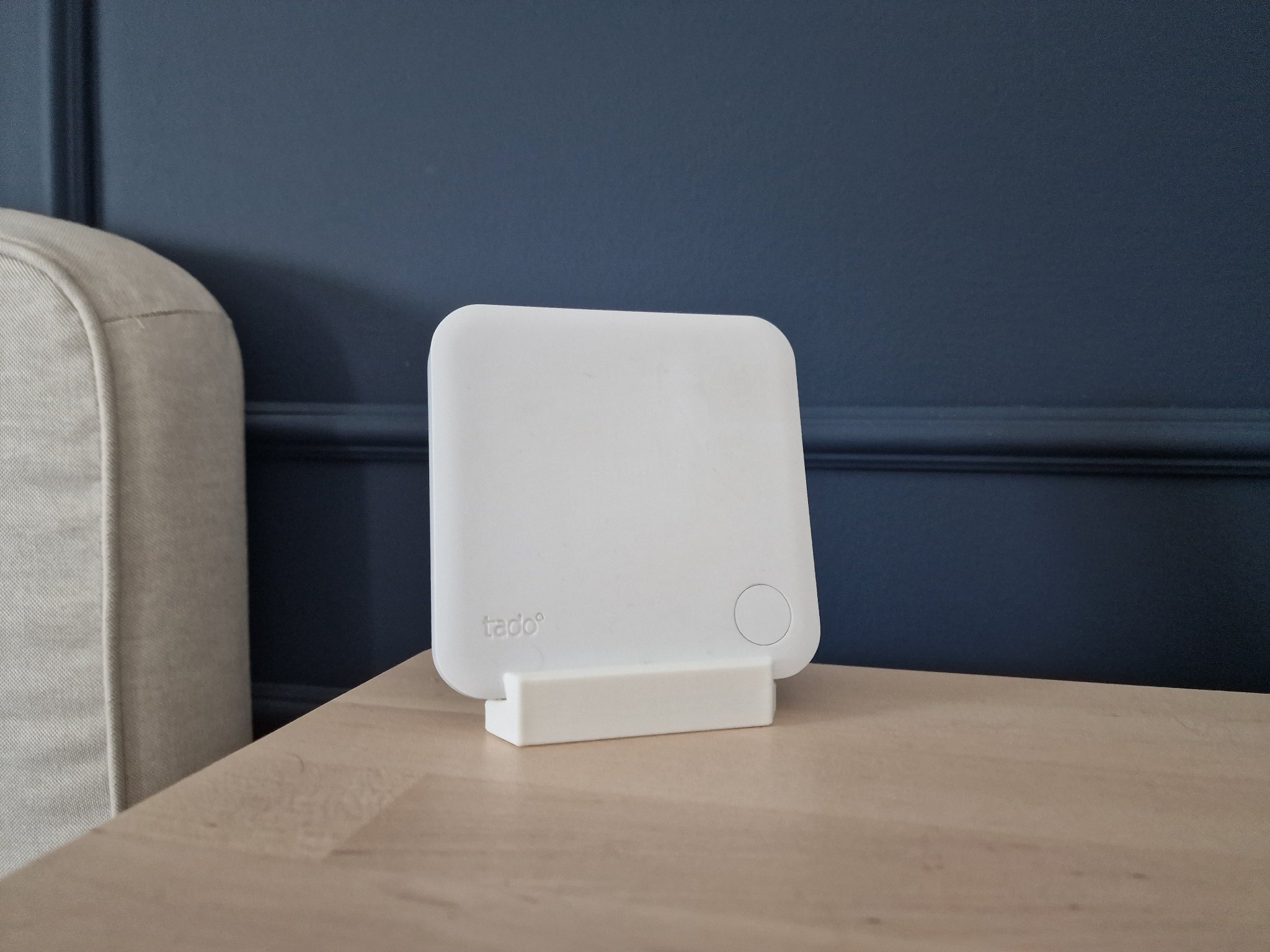 Giá đỡ thermostat WIFI Tado đơn giản