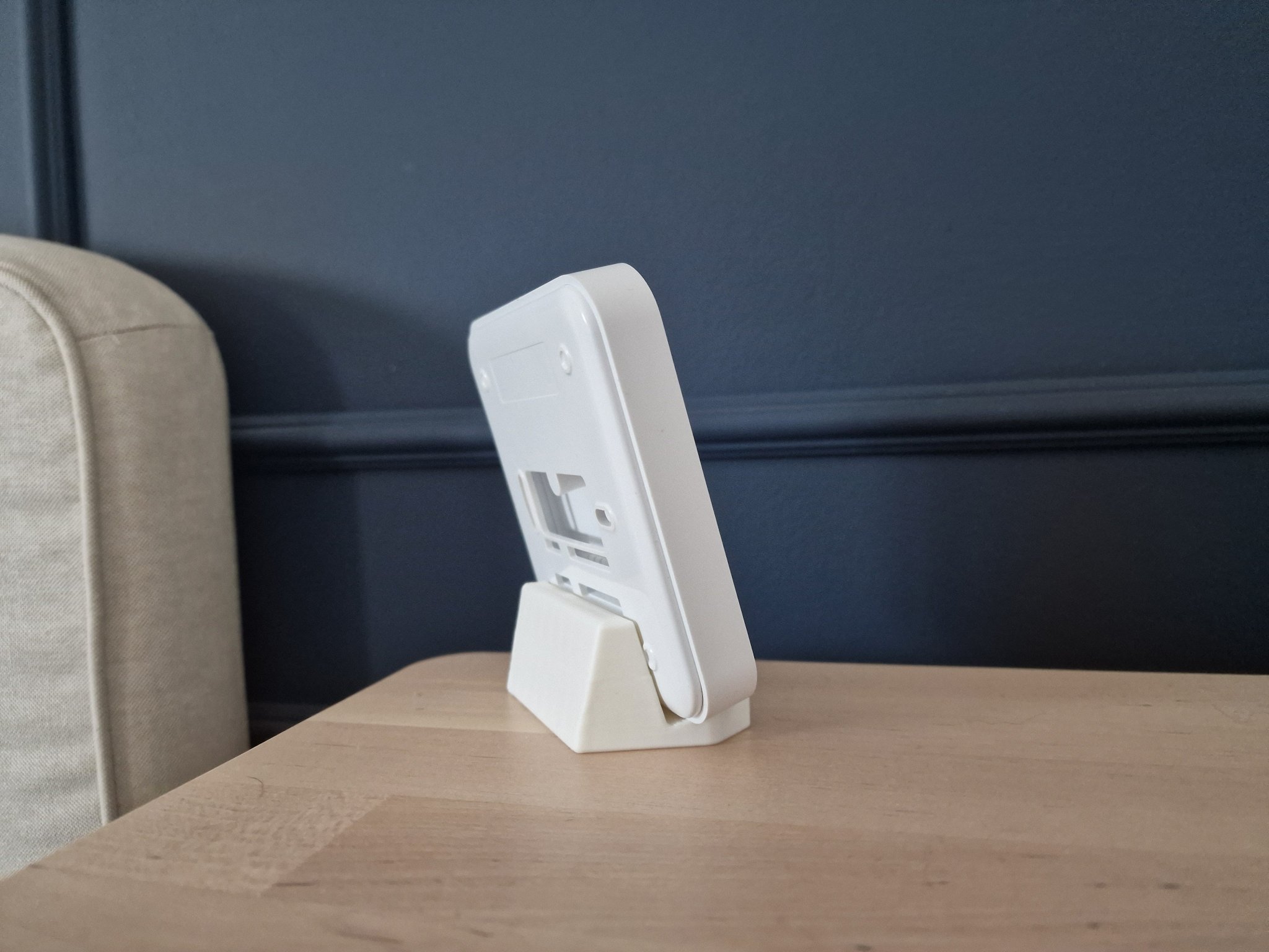 Giá đỡ thermostat WIFI Tado đơn giản