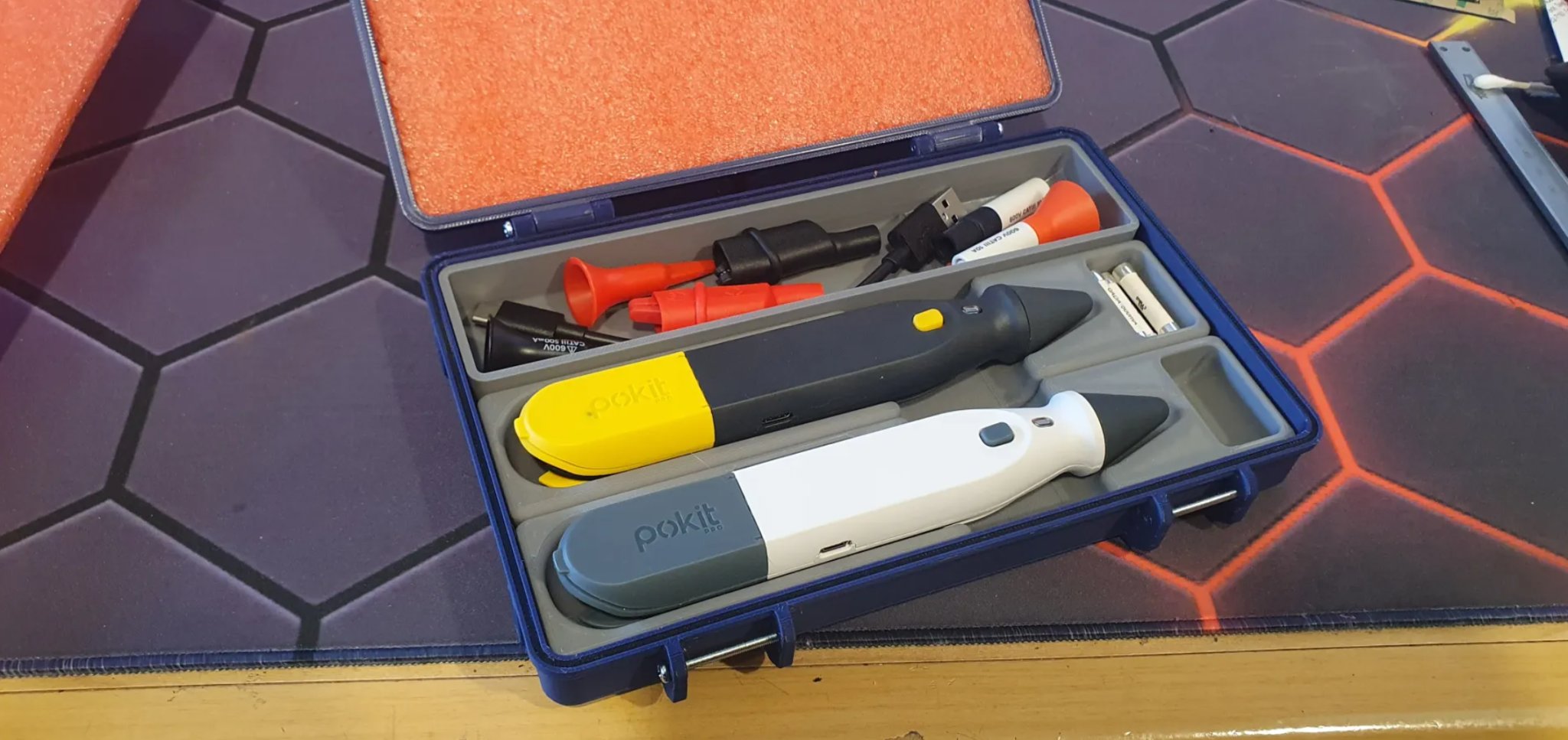 Hộp chứa Pokit Pro với khay phụ kiện trong hộp Rugged