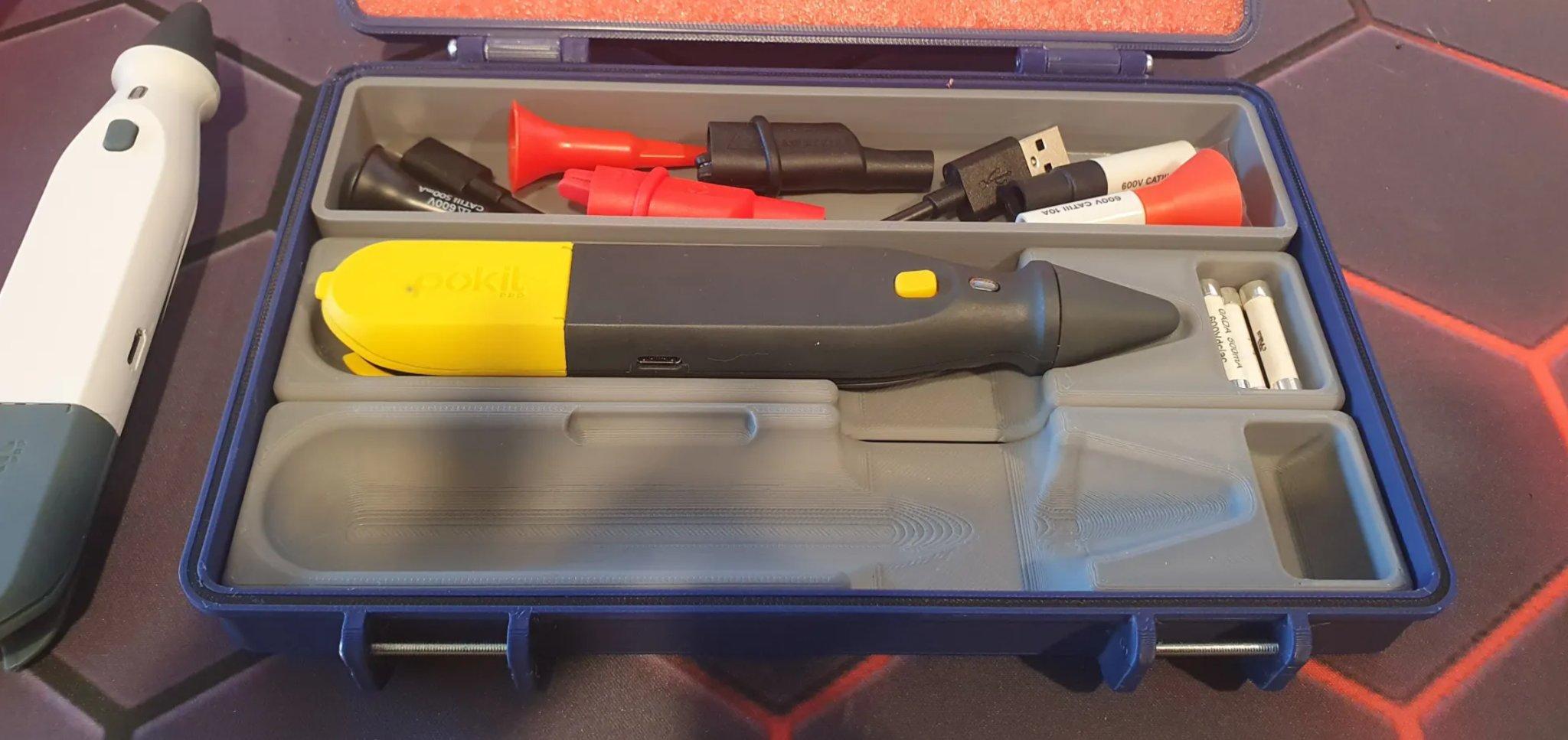 Hộp chứa Pokit Pro với khay phụ kiện trong hộp Rugged