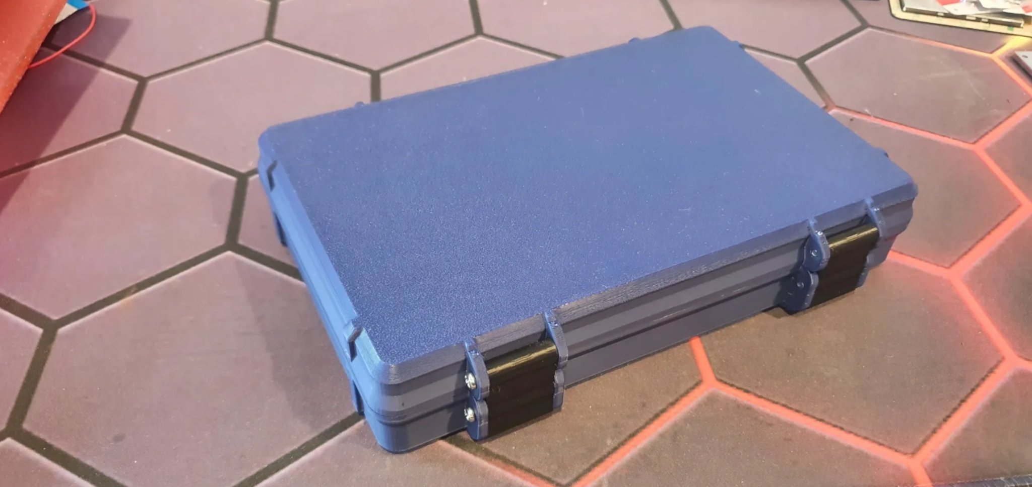 Hộp chứa Pokit Pro với khay phụ kiện trong hộp Rugged