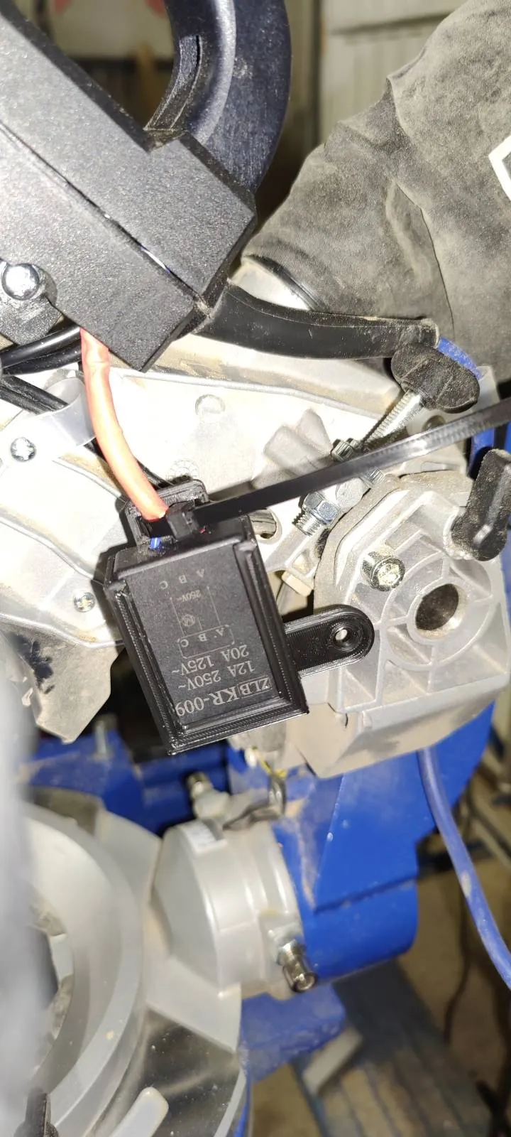 Giá đỡ cho modul khởi động mềm trên máy cắt góc Scheppach HM90SL