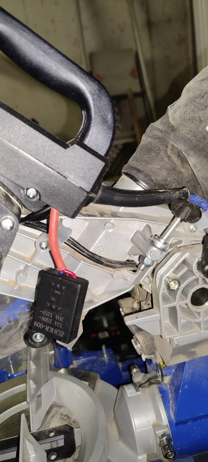 Giá đỡ cho modul khởi động mềm trên máy cắt góc Scheppach HM90SL