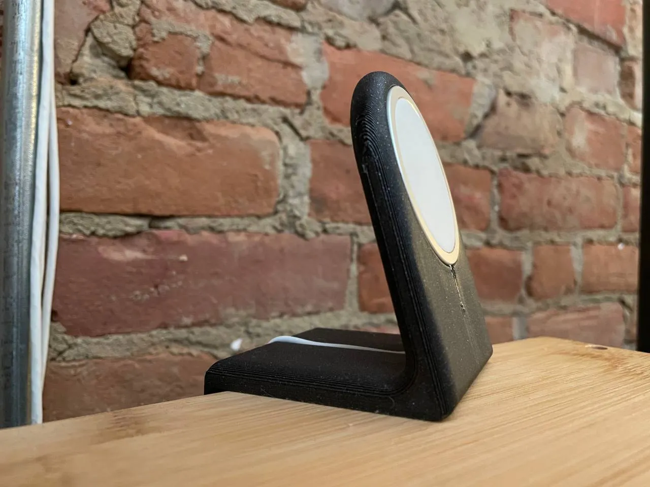 Giá đỡ sạc MagSafe cho iPhone gắn trên bàn ngủ