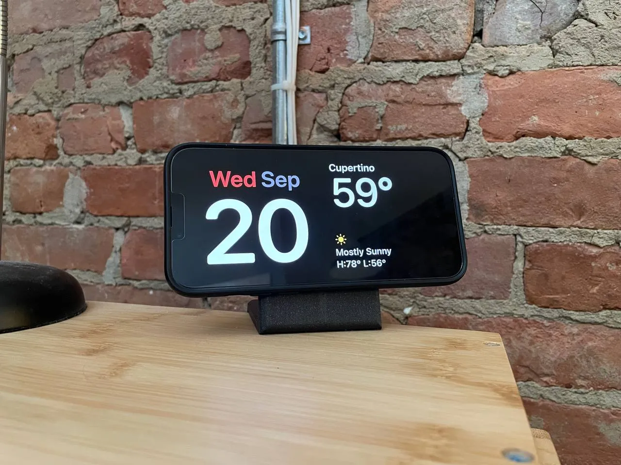 Giá đỡ sạc MagSafe cho iPhone gắn trên bàn ngủ