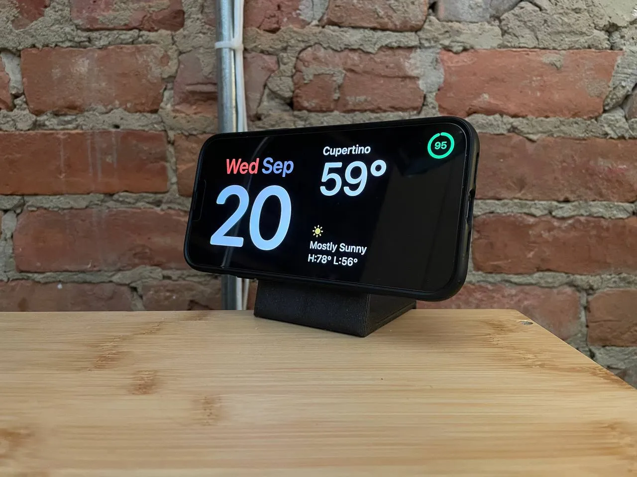 Giá đỡ sạc MagSafe cho iPhone gắn trên bàn ngủ