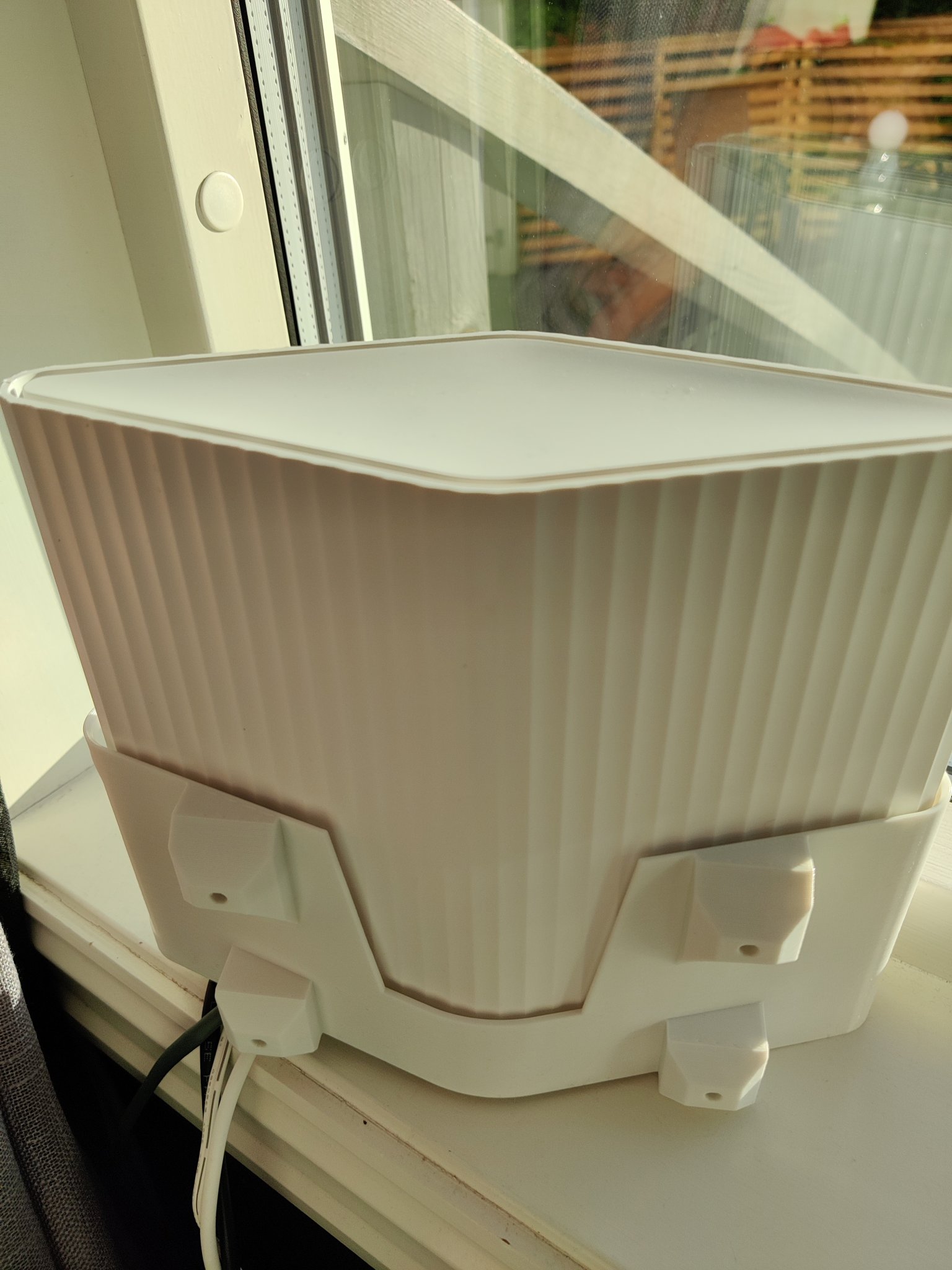 Giá đỡ tường cho router Telenor hình dạng đặc biệt