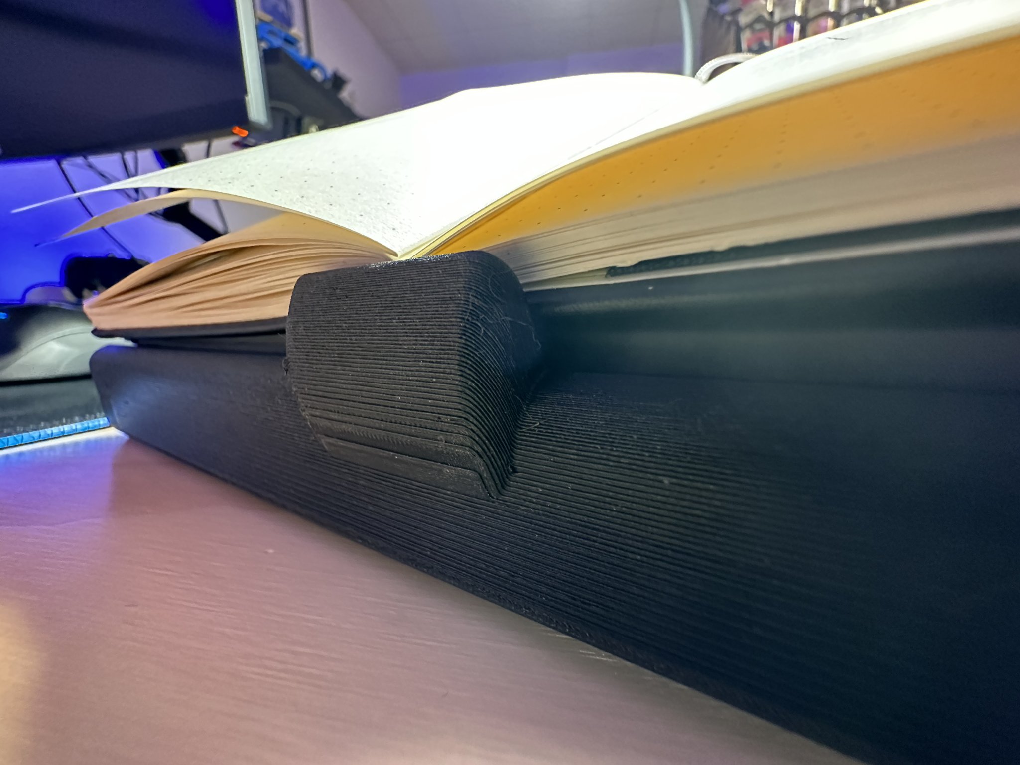 Giá đỡ iPad Pro với móc giữ lịch A5