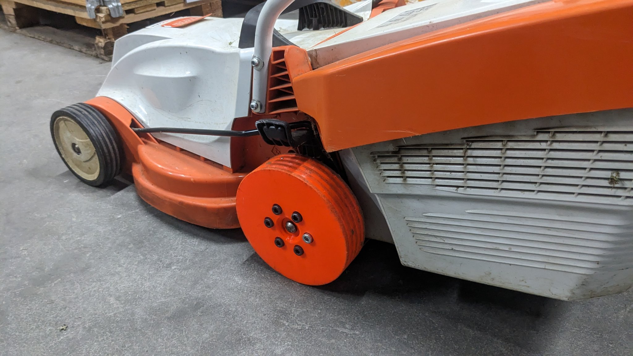 Thay thế bánh xe sau cho máy cắt cỏ Stihl RMA 235