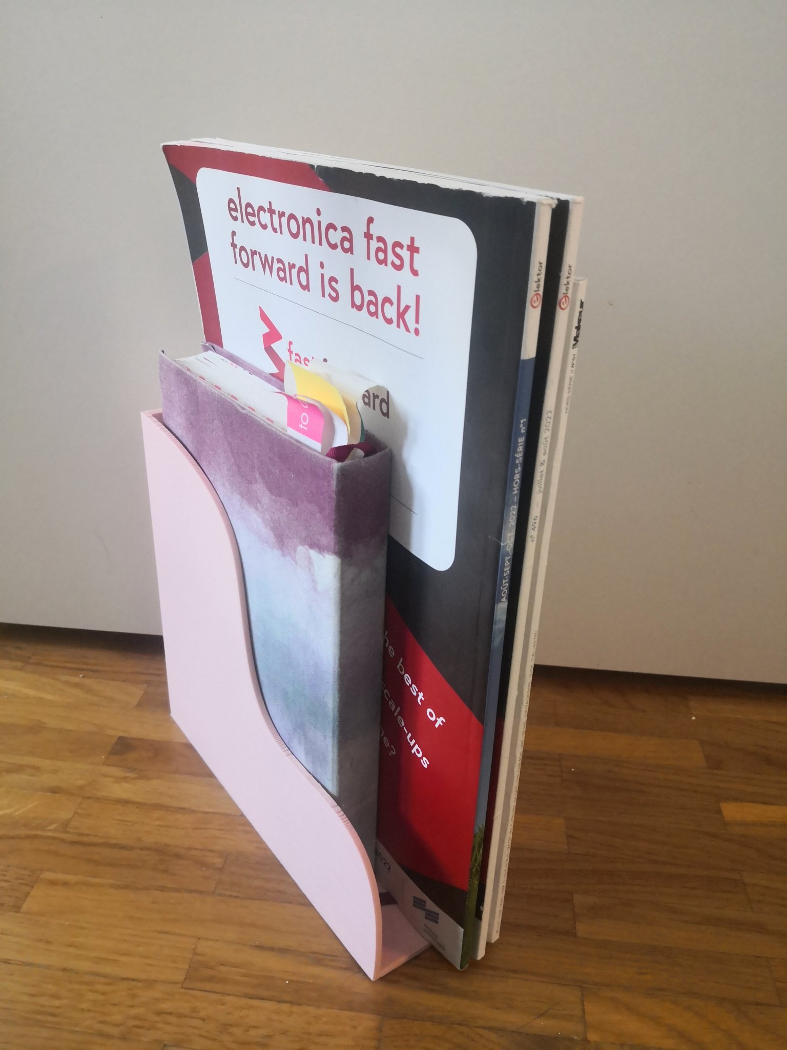 Giá đỡ tạp chí cho tối đa 10 tạp chí